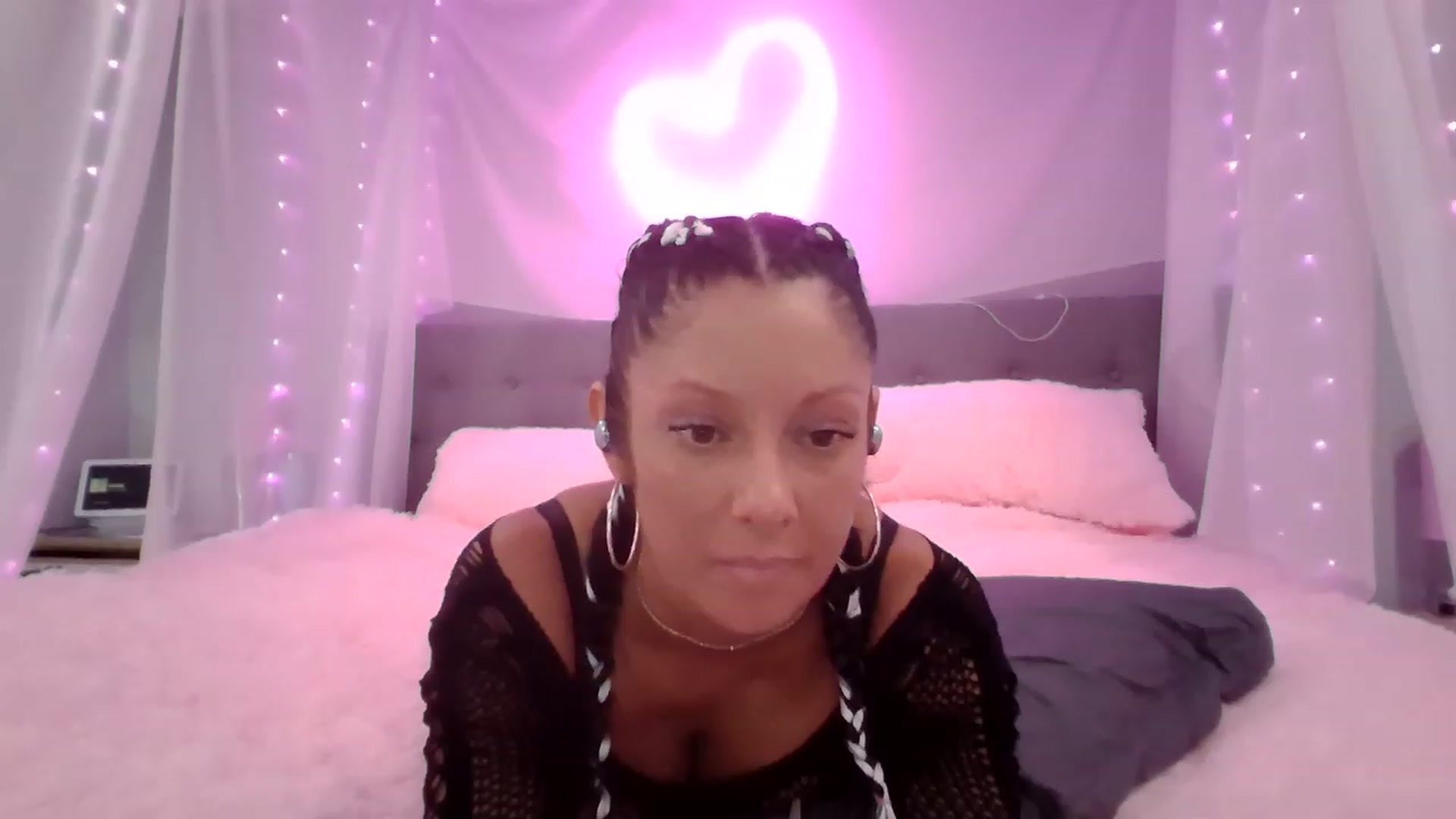 Gallery image thumbnail from NaomiLana's myfreecams stream on, 05/03/2023, 19:35 image 1 of 20