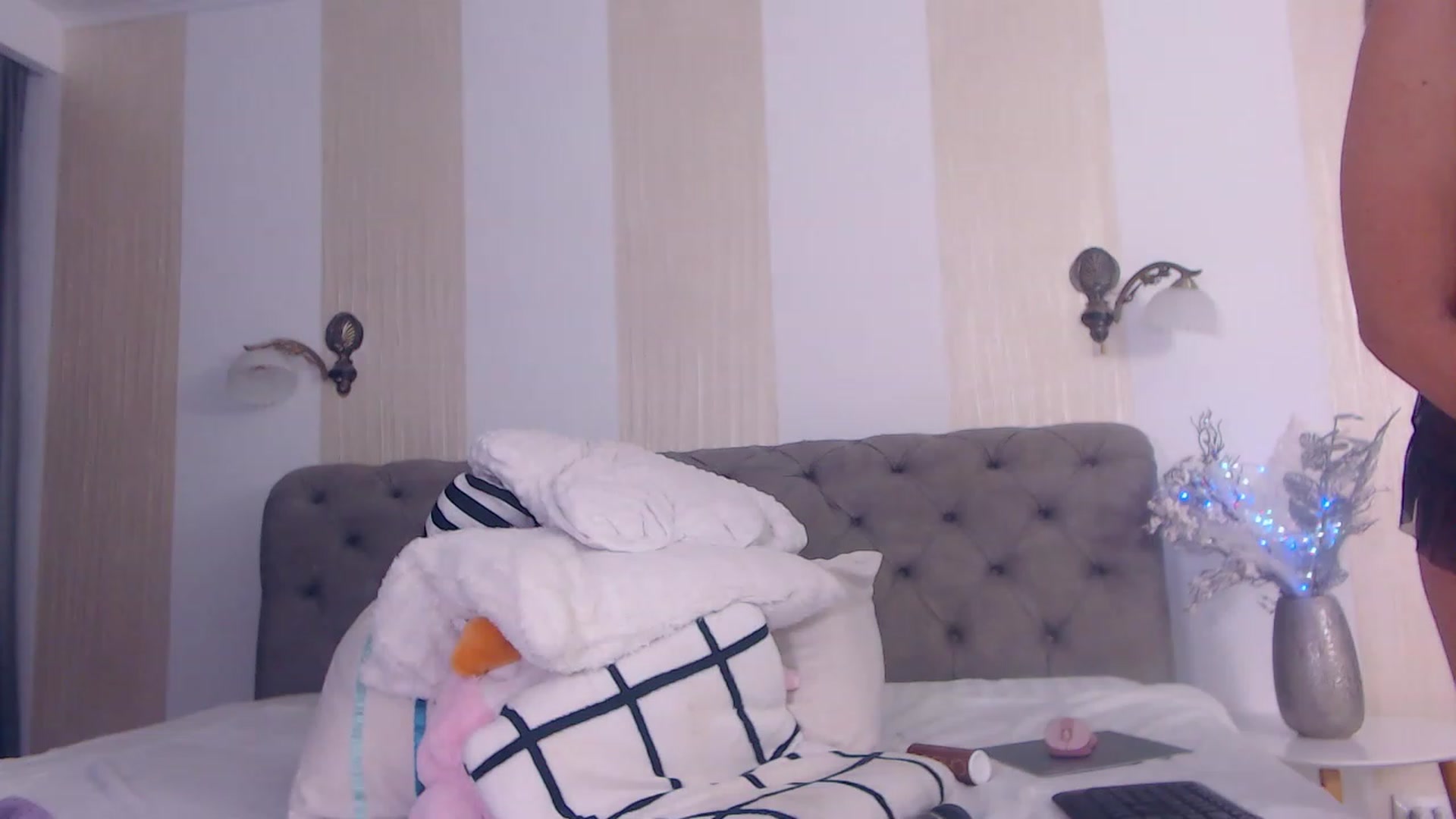 Gallery image thumbnail from NaomiNasssh's myfreecams stream on, 11/25/2022, 10:20 image 15 of 20