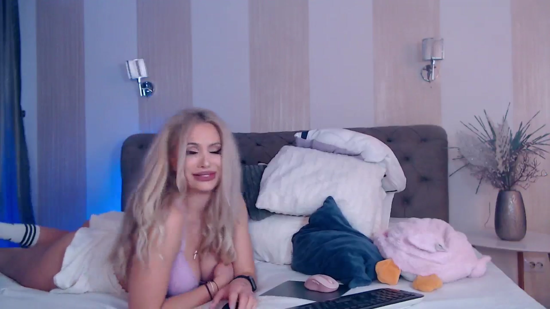 Gallery image thumbnail from NaomiNasssh's myfreecams stream on, 03/20/2024, 09:37 image 5 of 20
