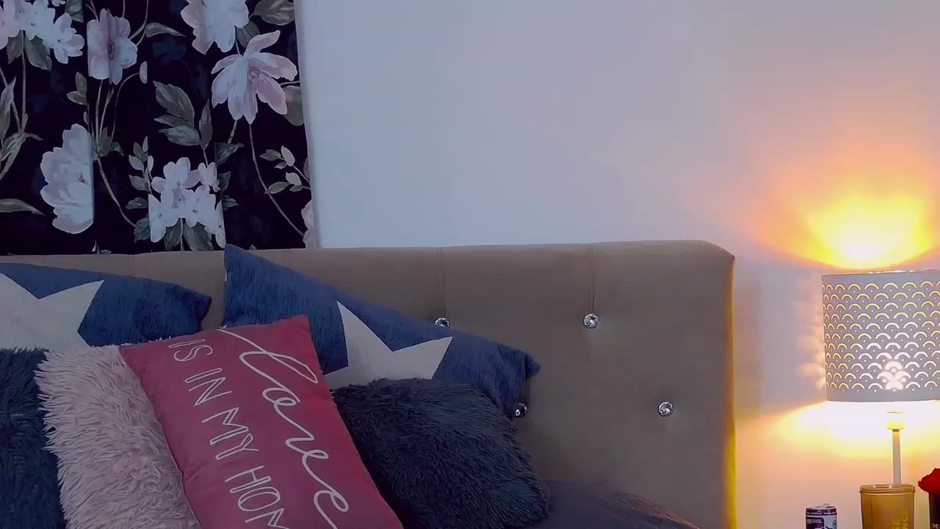 Gallery image thumbnail from NaomiVaughns's myfreecams stream on, 11/15/2022, 22:30 image 6 of 20