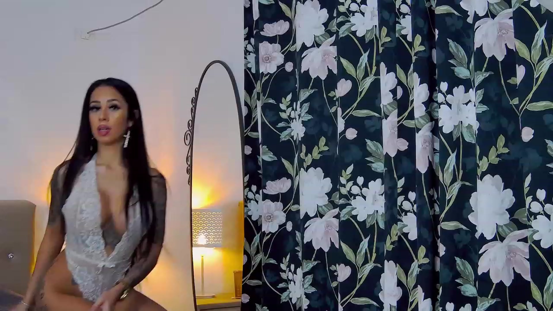 Gallery image thumbnail from NaomiVaughns's myfreecams stream on, 11/16/2022, 18:21 image 17 of 20