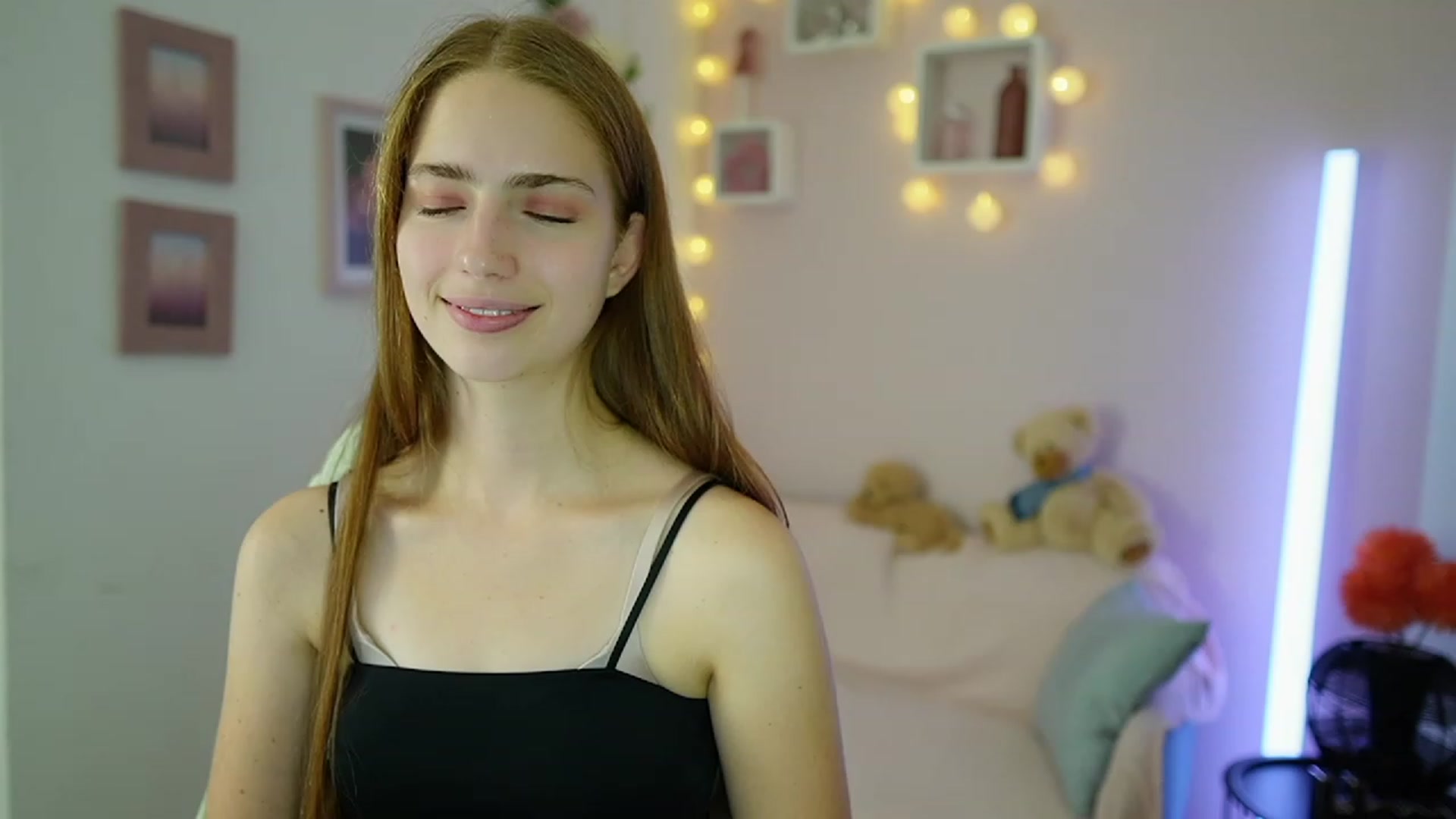 Gallery image thumbnail from Naomi_Woods18's myfreecams stream on, 10/31/2023, 12:23 image 7 of 20