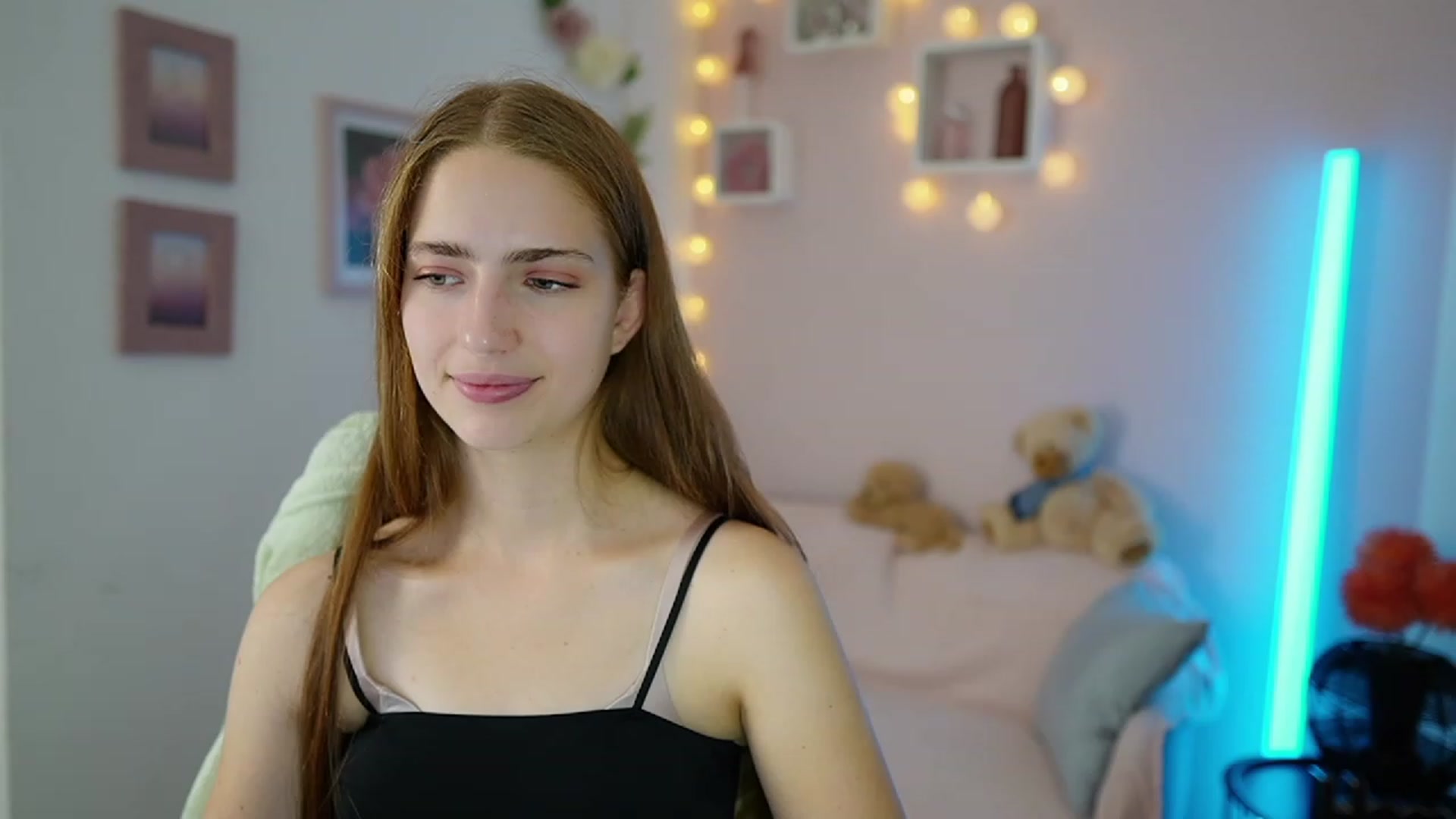 Gallery image thumbnail from Naomi_Woods18's myfreecams stream on, 10/31/2023, 12:23 image 15 of 20