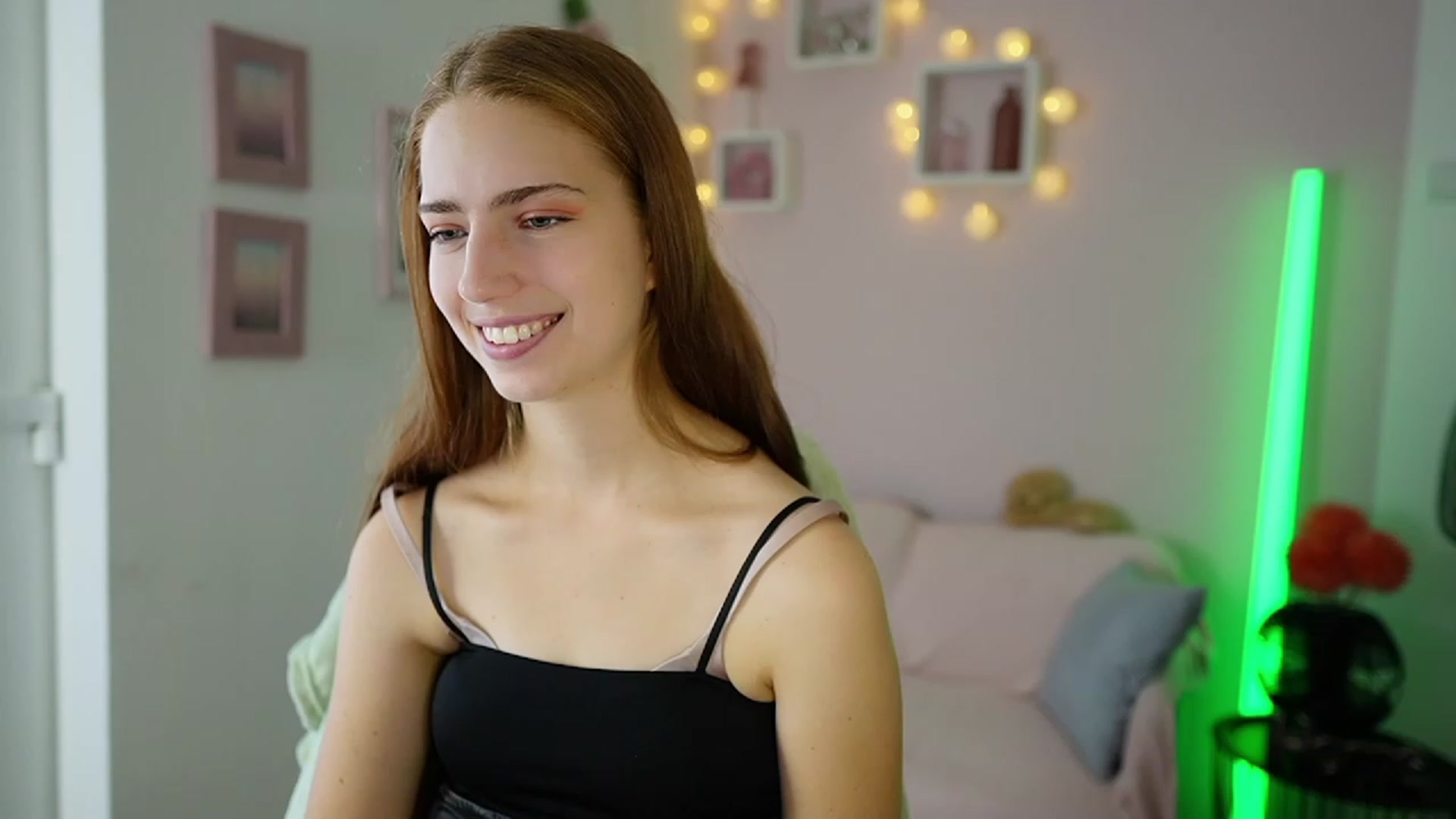 Gallery image thumbnail from Naomi_Woods18's myfreecams stream on, 11/01/2023, 09:27 image 17 of 20