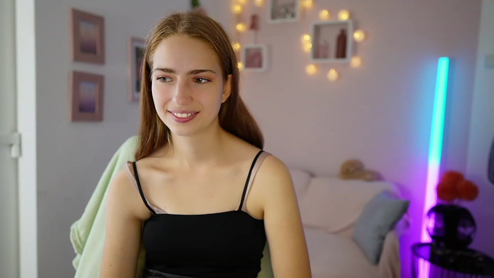 Gallery image thumbnail from Naomi_Woods18's myfreecams stream on, 11/01/2023, 10:13 image 8 of 20