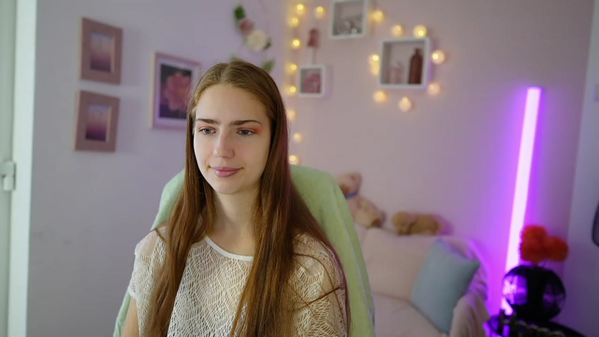 Gallery image thumbnail from Naomi_Woods18's myfreecams stream on, 11/18/2023, 09:50 image 17 of 20