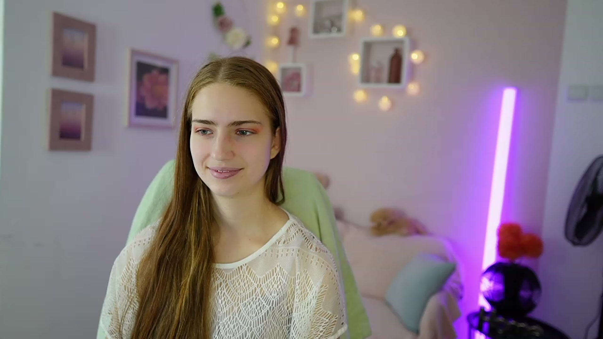Gallery image thumbnail from Naomi_Woods18's myfreecams stream on, 11/19/2023, 10:22 image 17 of 20