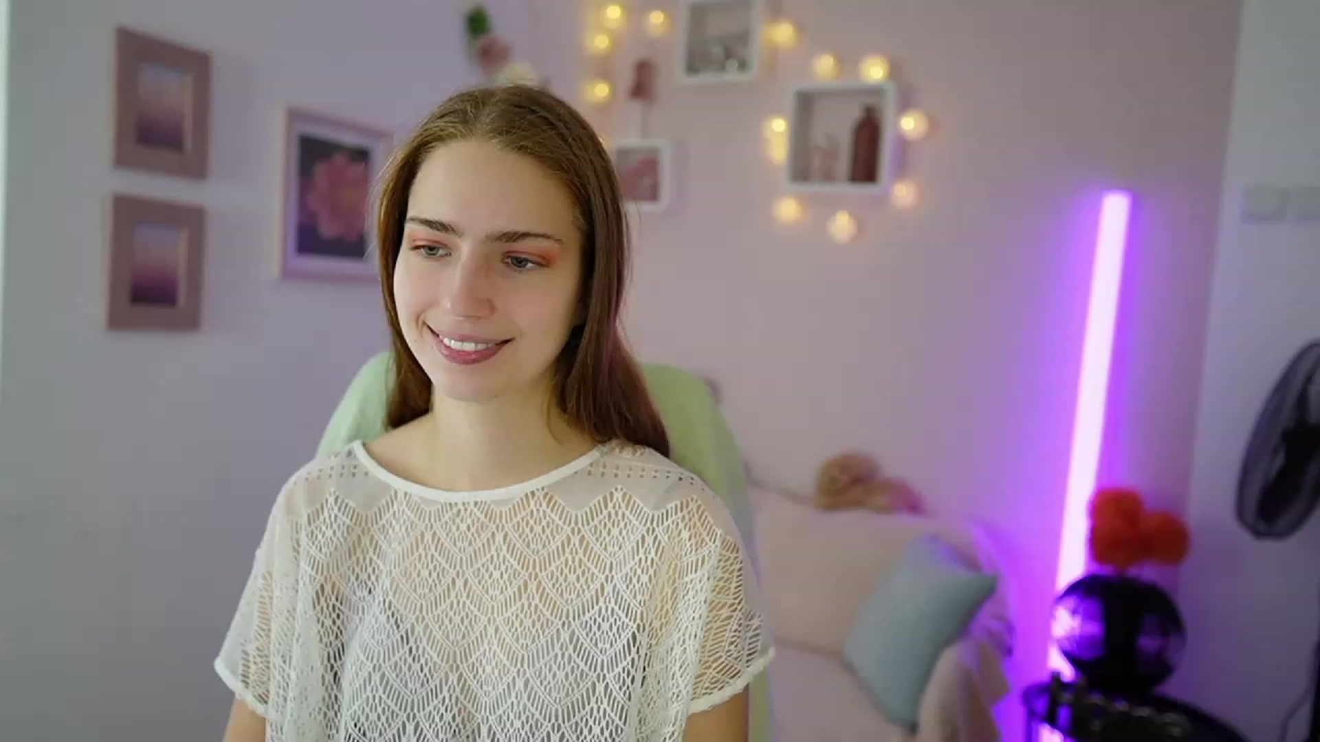 Gallery image thumbnail from Naomi_Woods18's myfreecams stream on, 11/19/2023, 13:09 image 10 of 20