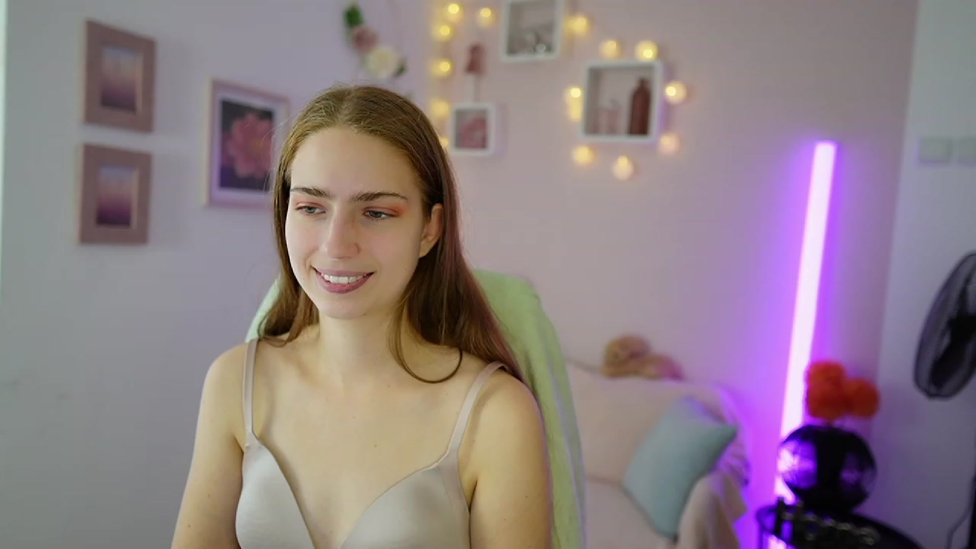 Gallery image thumbnail from Naomi_Woods18's myfreecams stream on, 11/19/2023, 13:09 image 3 of 20