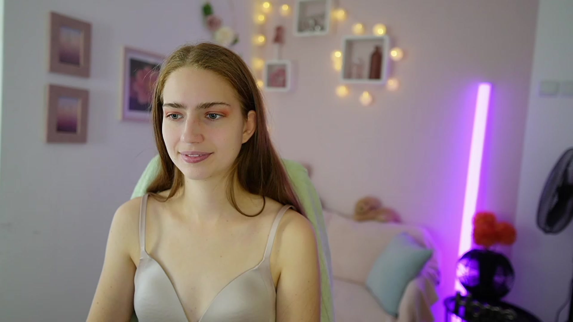 Gallery image thumbnail from Naomi_Woods18's myfreecams stream on, 11/19/2023, 13:09 image 2 of 20