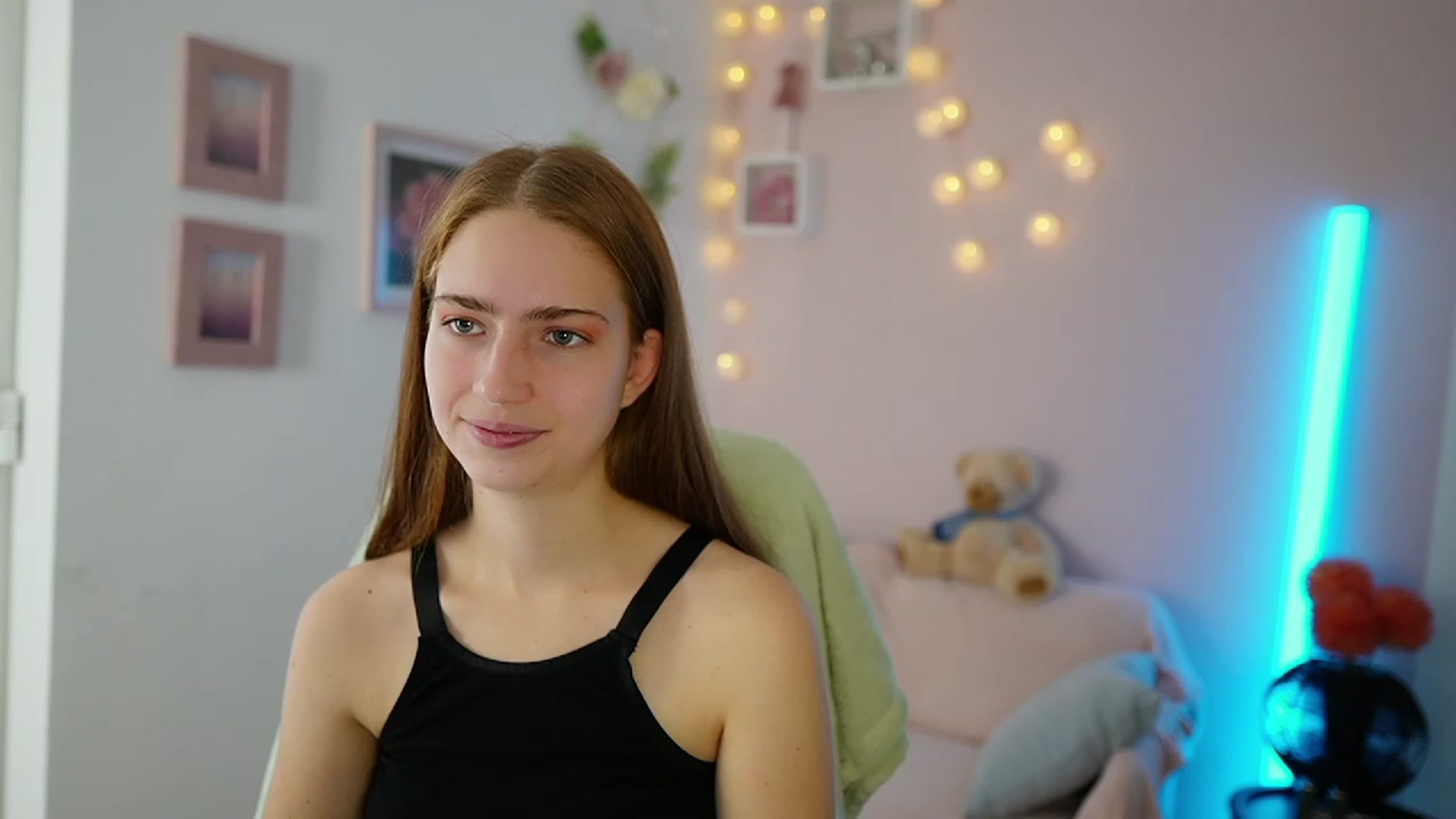 Gallery image thumbnail from Naomi_Woods18's myfreecams stream on, 11/23/2023, 10:09 image 17 of 20