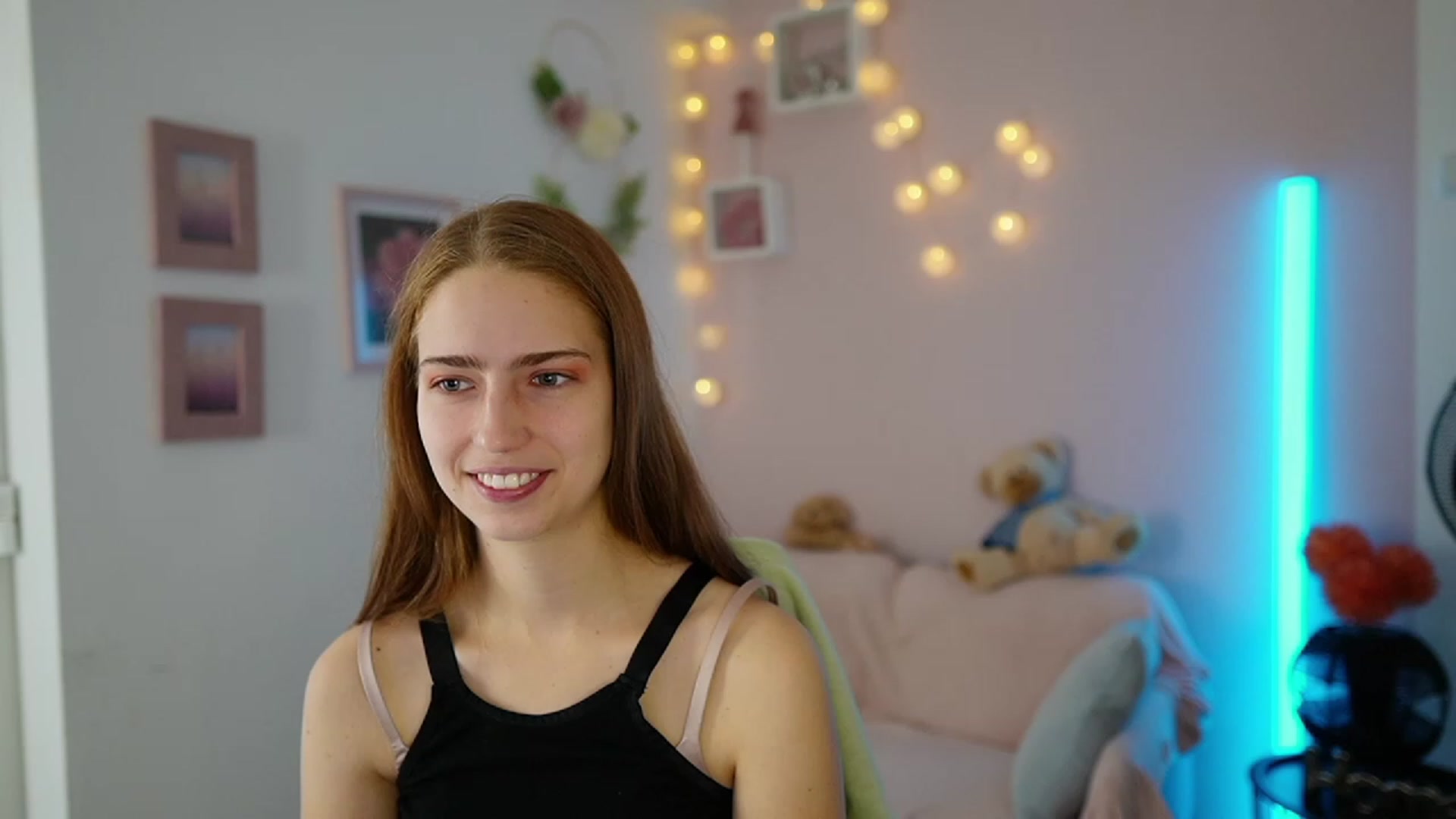 Gallery image thumbnail from Naomi_Woods18's myfreecams stream on, 11/27/2023, 09:56 image 3 of 20