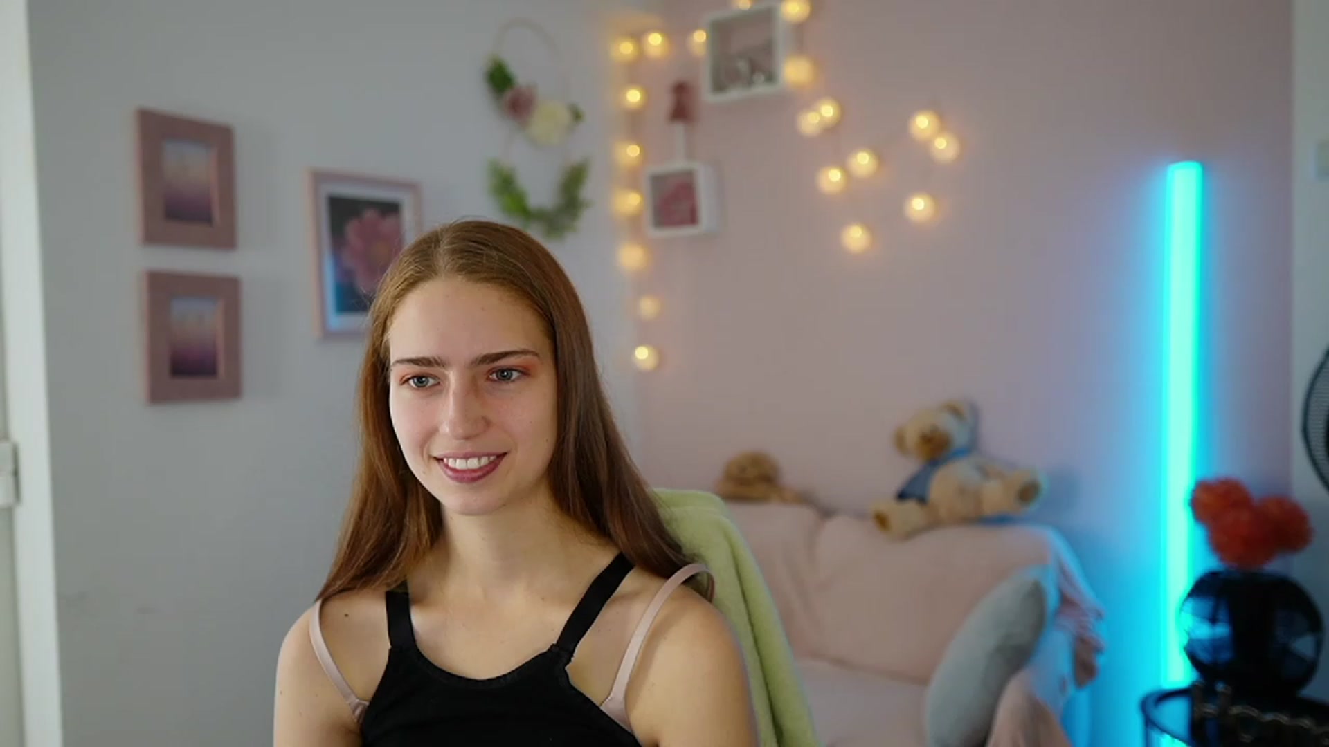 Gallery image thumbnail from Naomi_Woods18's myfreecams stream on, 11/27/2023, 09:56 image 14 of 20