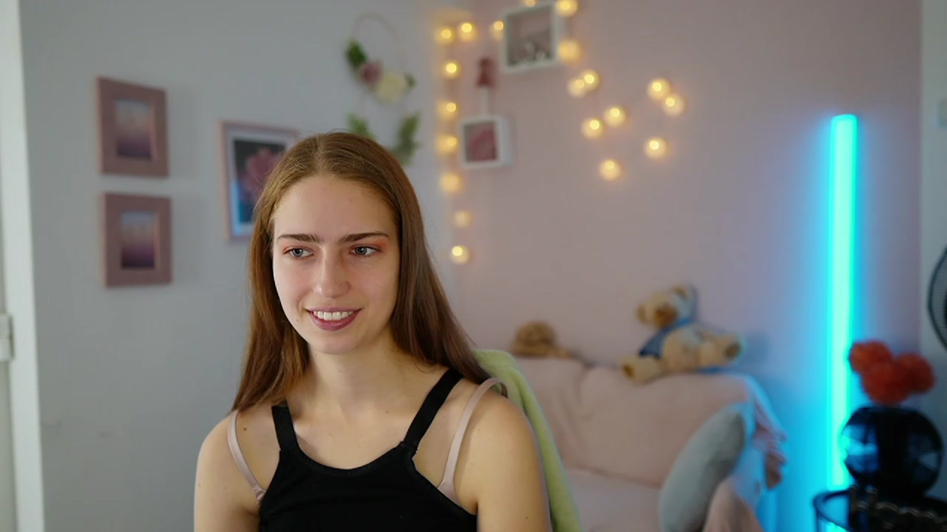 Gallery image thumbnail from Naomi_Woods18's myfreecams stream on, 11/27/2023, 09:56 image 6 of 20