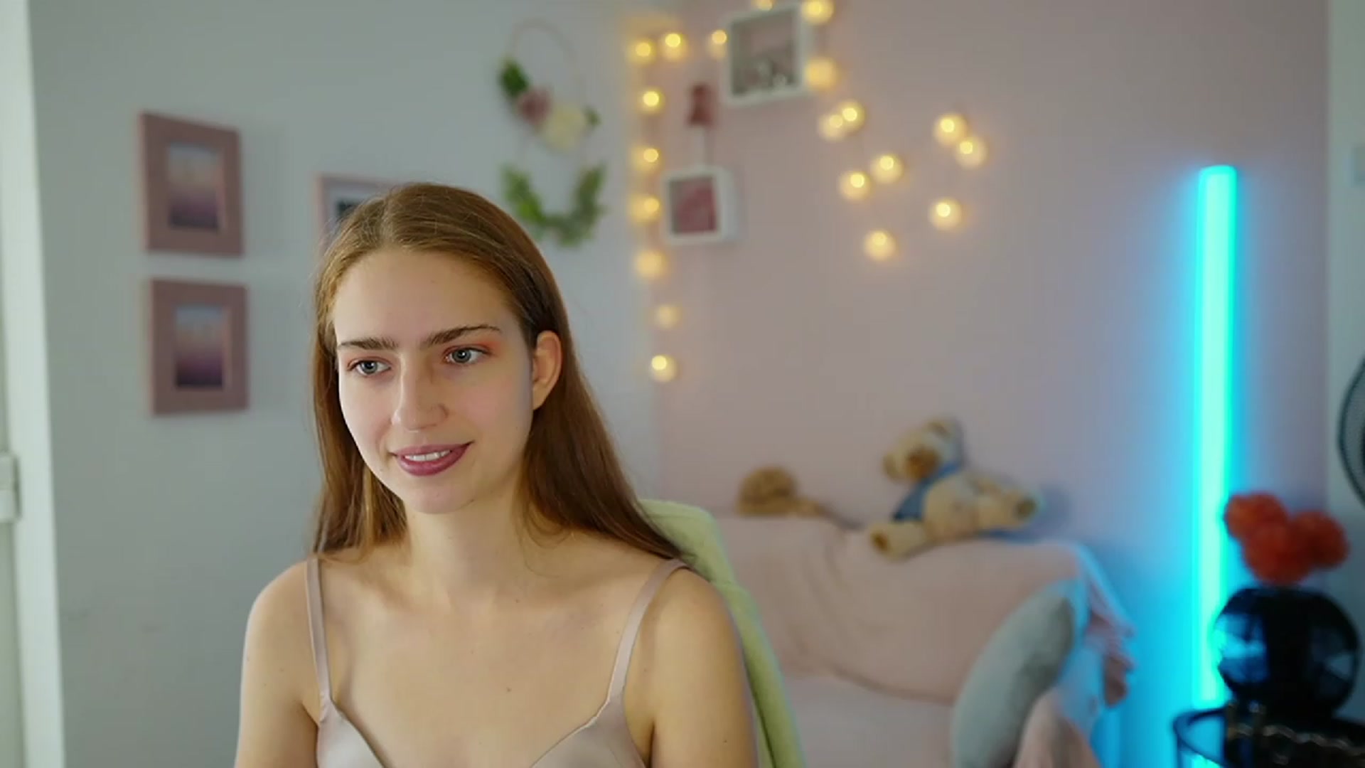 Gallery image thumbnail from Naomi_Woods18's myfreecams stream on, 11/27/2023, 11:13 image 19 of 20