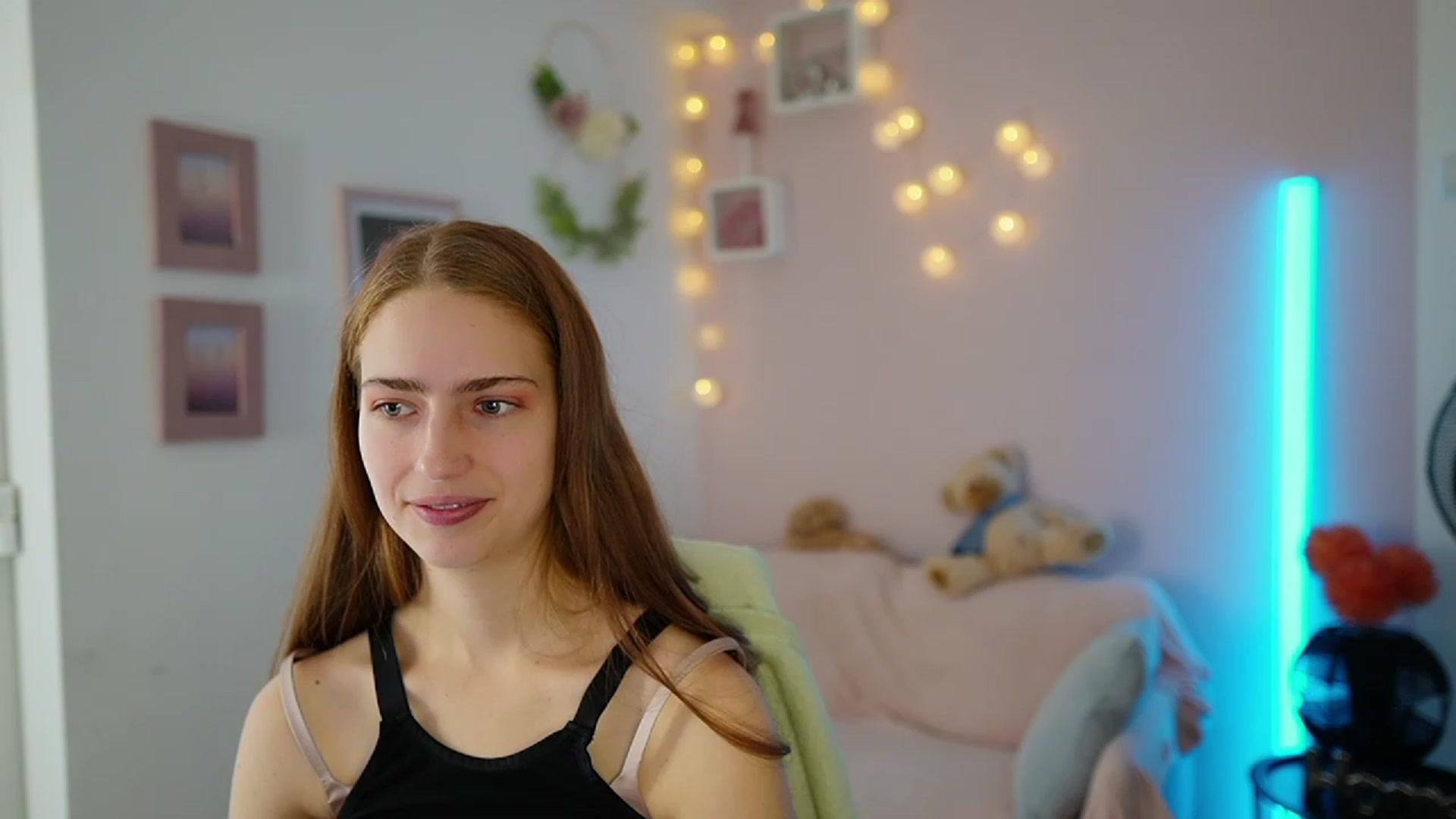 Gallery image thumbnail from Naomi_Woods18's myfreecams stream on, 11/27/2023, 11:13 image 8 of 20