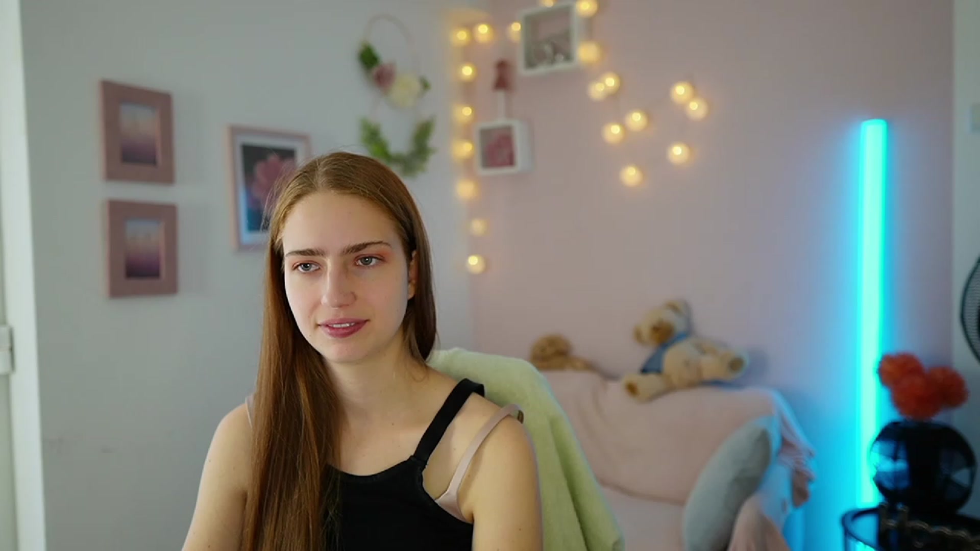 Gallery image thumbnail from Naomi_Woods18's myfreecams stream on, 11/27/2023, 12:41 image 14 of 20