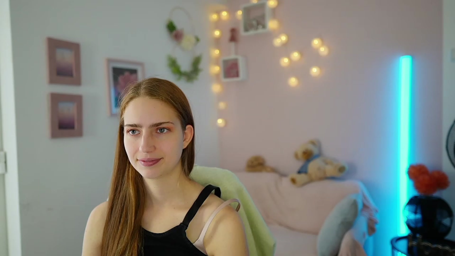 Gallery image thumbnail from Naomi_Woods18's myfreecams stream on, 11/27/2023, 12:41 image 12 of 20