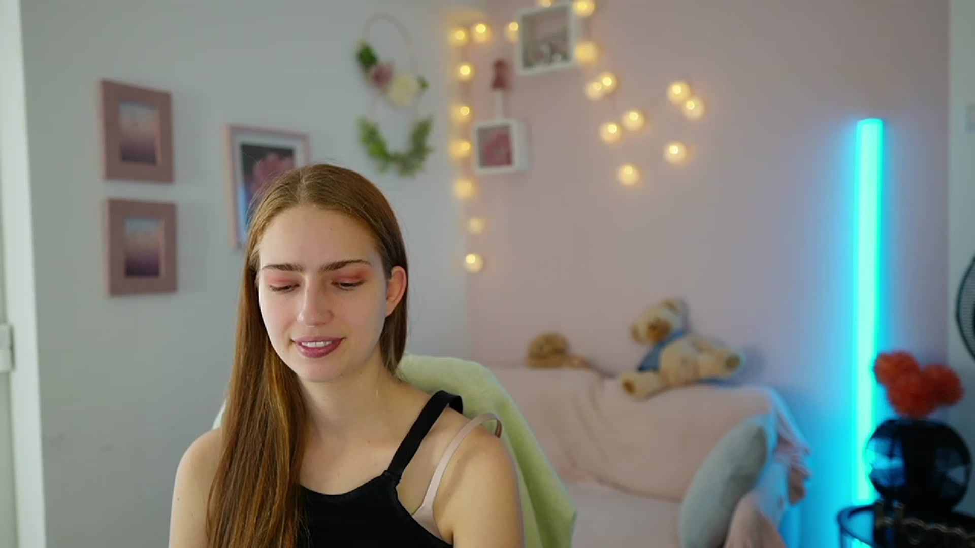 Gallery image thumbnail from Naomi_Woods18's myfreecams stream on, 11/27/2023, 12:41 image 9 of 20