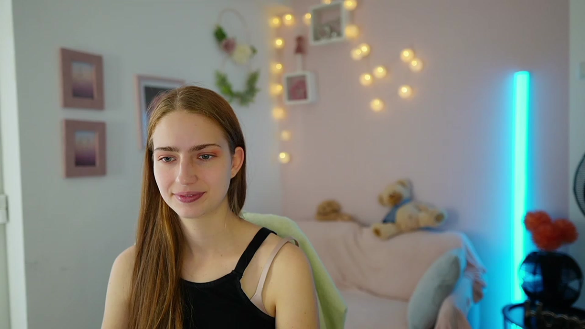 Gallery image thumbnail from Naomi_Woods18's myfreecams stream on, 11/27/2023, 12:41 image 5 of 20
