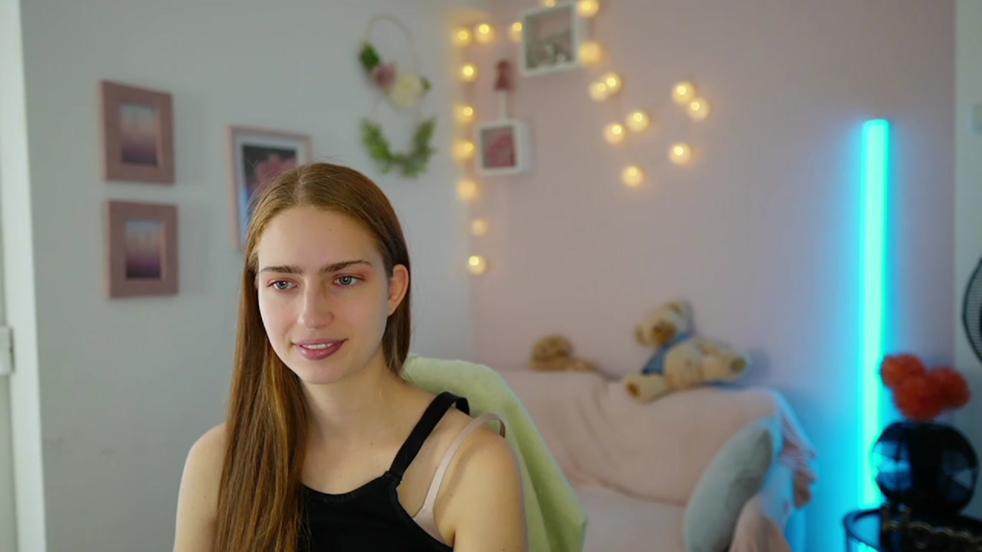 Gallery image thumbnail from Naomi_Woods18's myfreecams stream on, 11/27/2023, 12:41 image 8 of 20