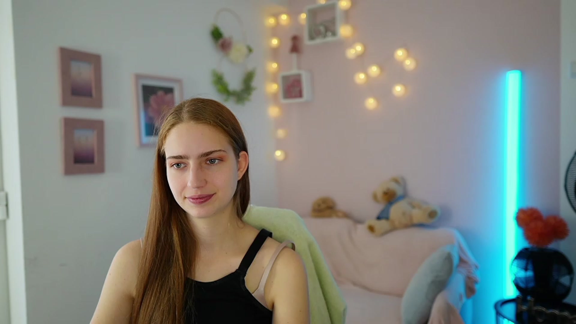 Gallery image thumbnail from Naomi_Woods18's myfreecams stream on, 11/27/2023, 12:41 image 15 of 20