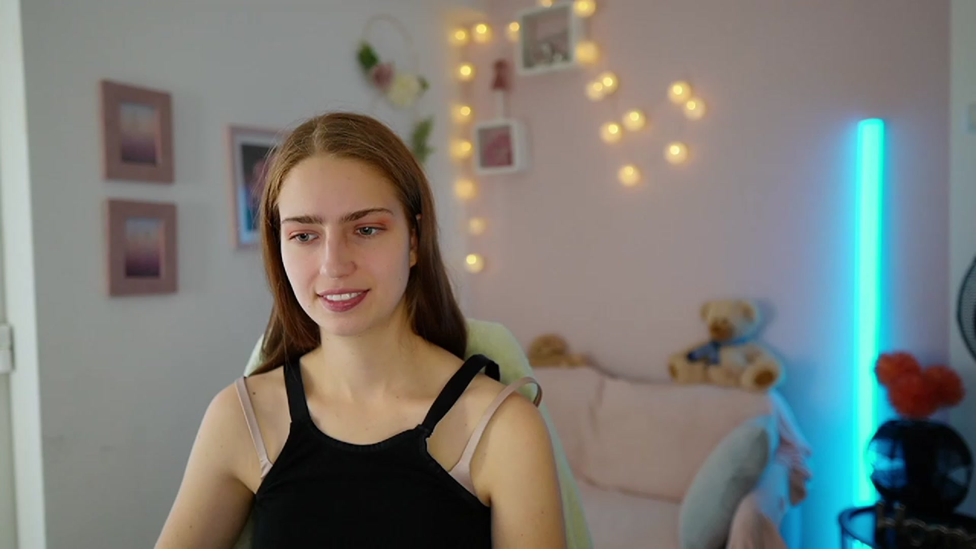 Gallery image thumbnail from Naomi_Woods18's myfreecams stream on, 11/27/2023, 13:48 image 6 of 20