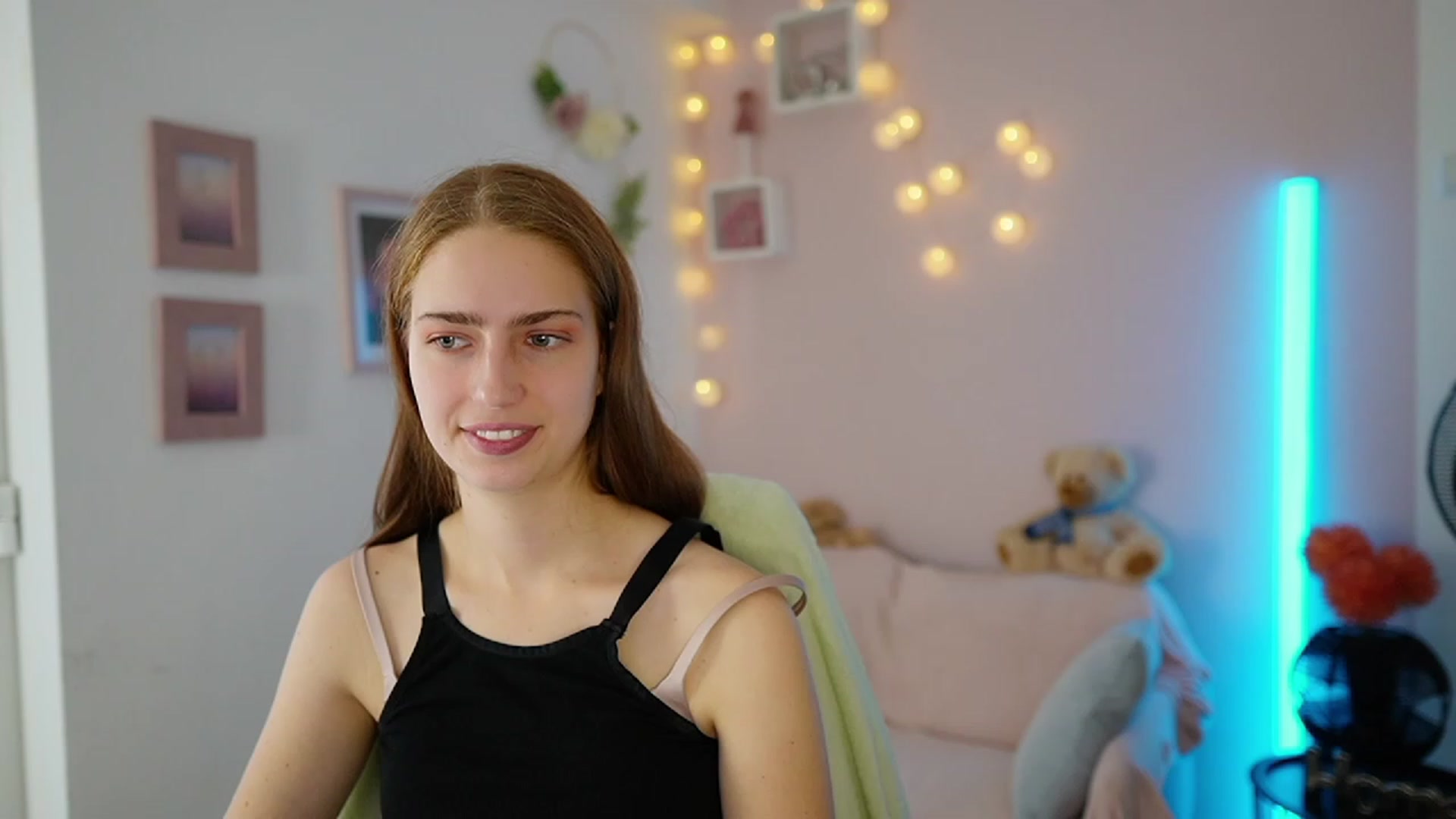 Gallery image thumbnail from Naomi_Woods18's myfreecams stream on, 11/27/2023, 13:48 image 16 of 20