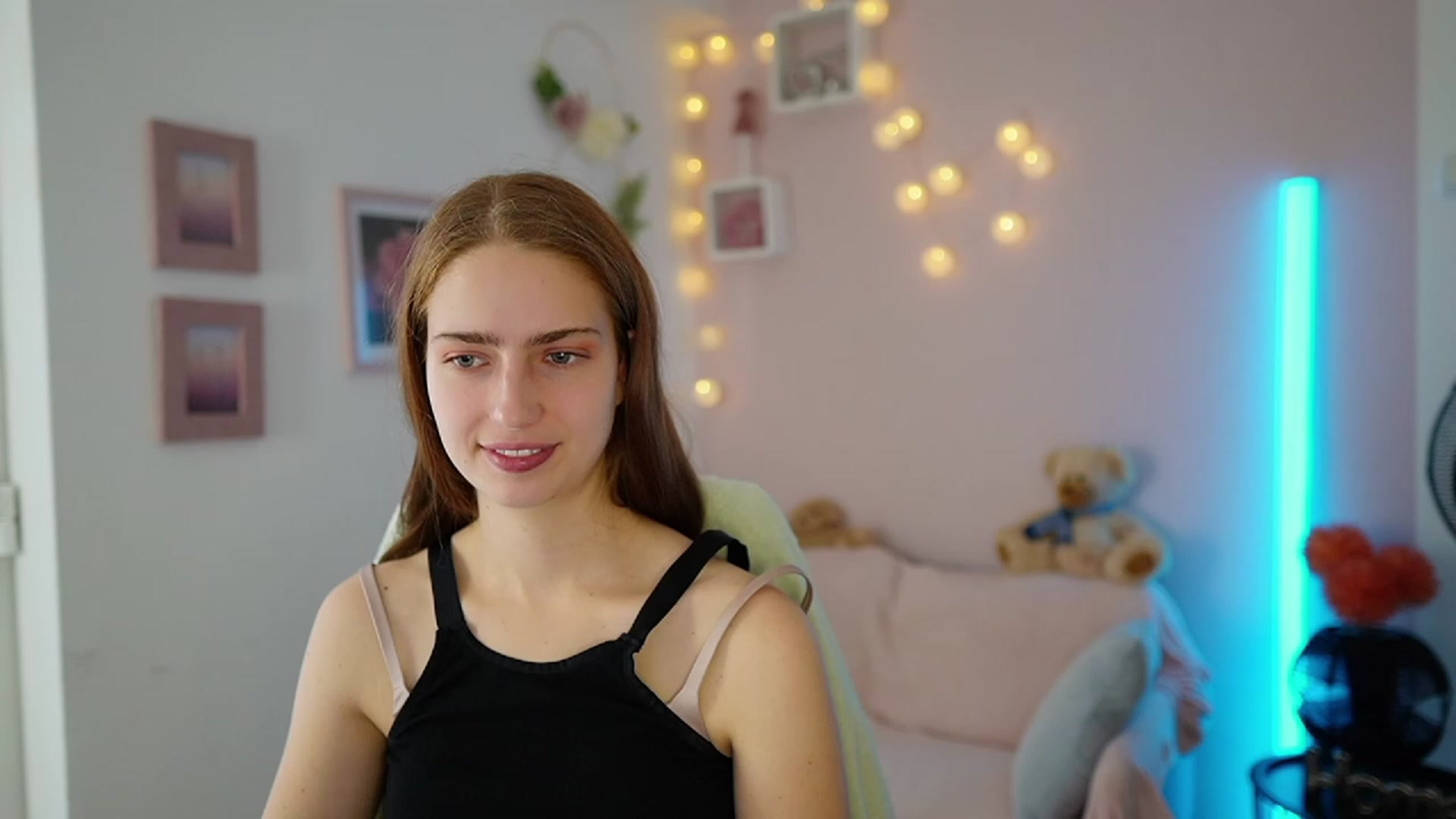 Gallery image thumbnail from Naomi_Woods18's myfreecams stream on, 11/27/2023, 13:48 image 7 of 20
