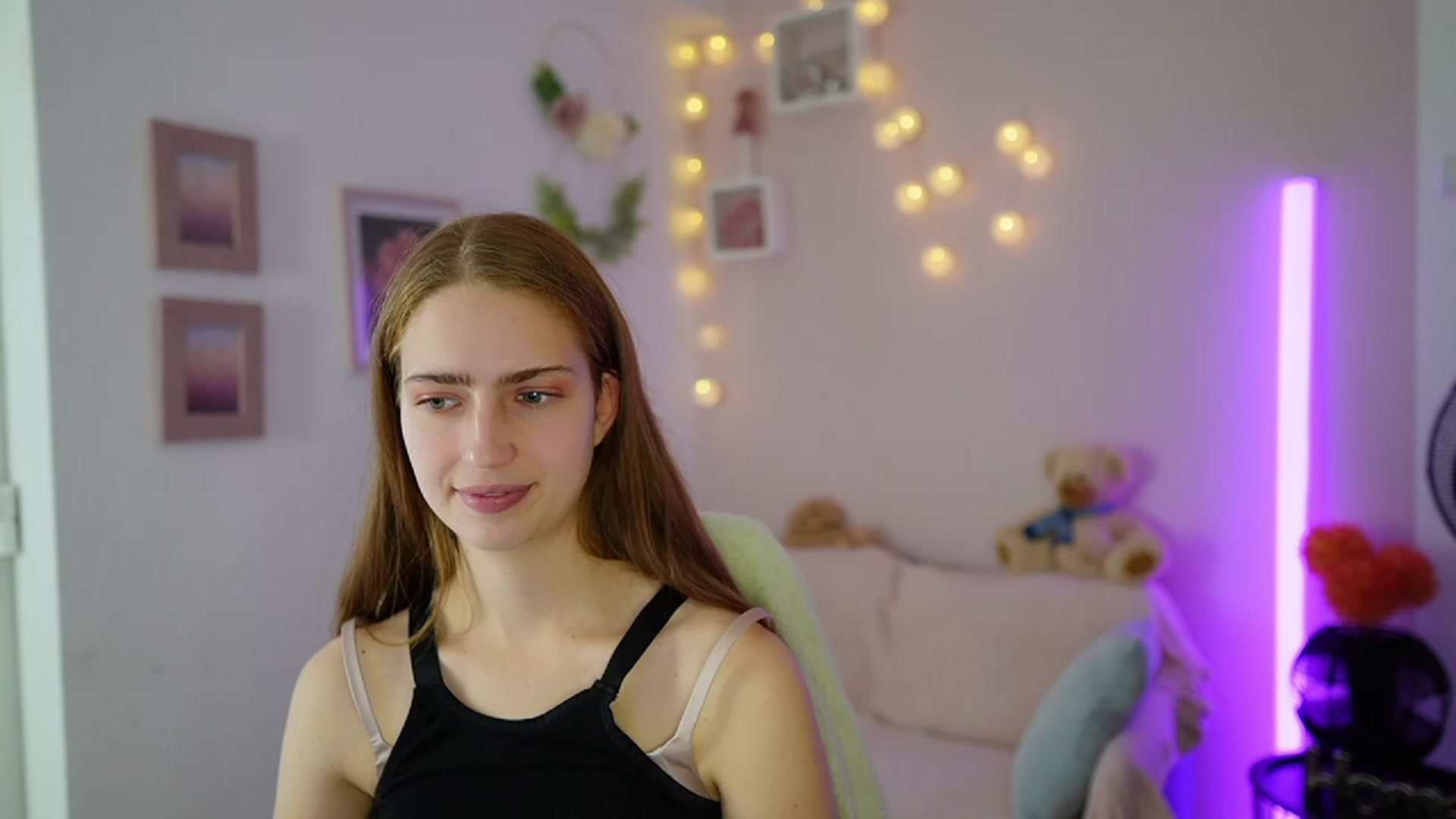 Gallery image thumbnail from Naomi_Woods18's myfreecams stream on, 11/27/2023, 14:37 image 15 of 20