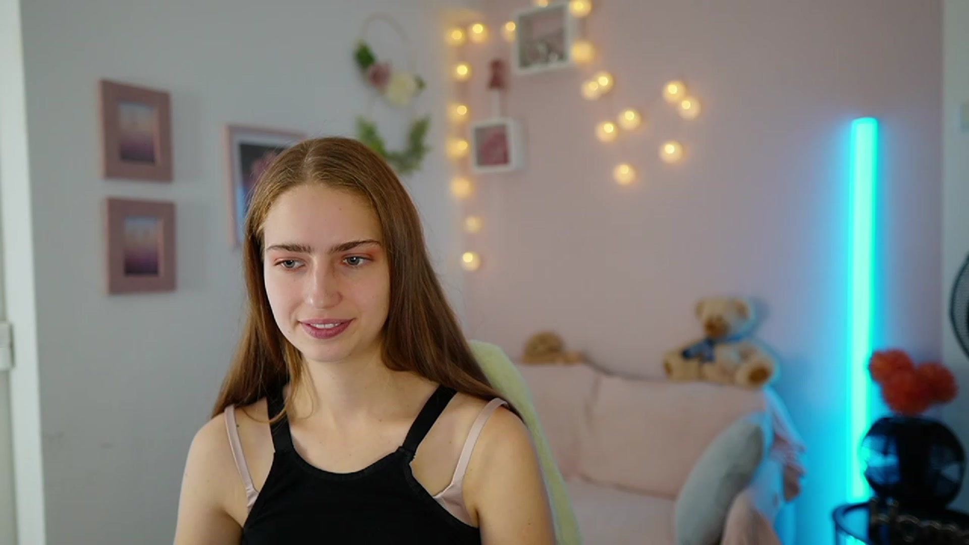 Gallery image thumbnail from Naomi_Woods18's myfreecams stream on, 11/27/2023, 14:37 image 10 of 20