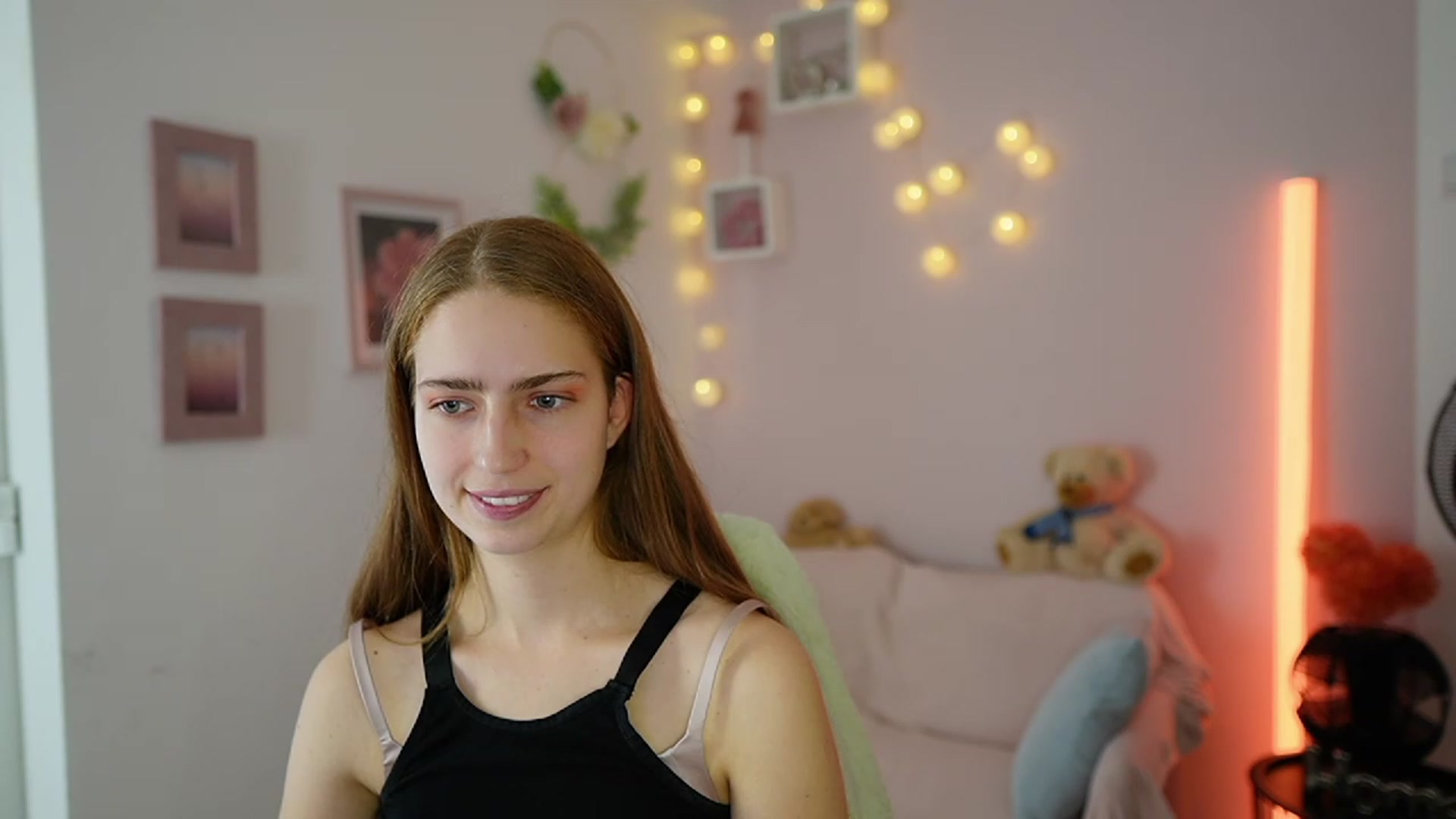Gallery image thumbnail from Naomi_Woods18's myfreecams stream on, 11/27/2023, 14:37 image 16 of 20