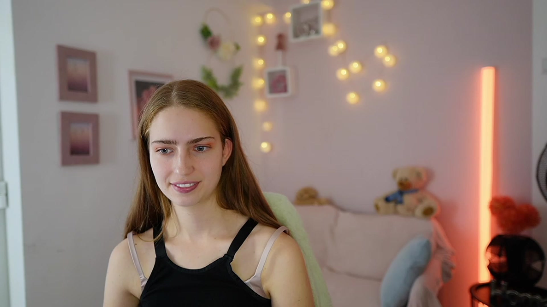 Gallery image thumbnail from Naomi_Woods18's myfreecams stream on, 11/27/2023, 14:37 image 13 of 20