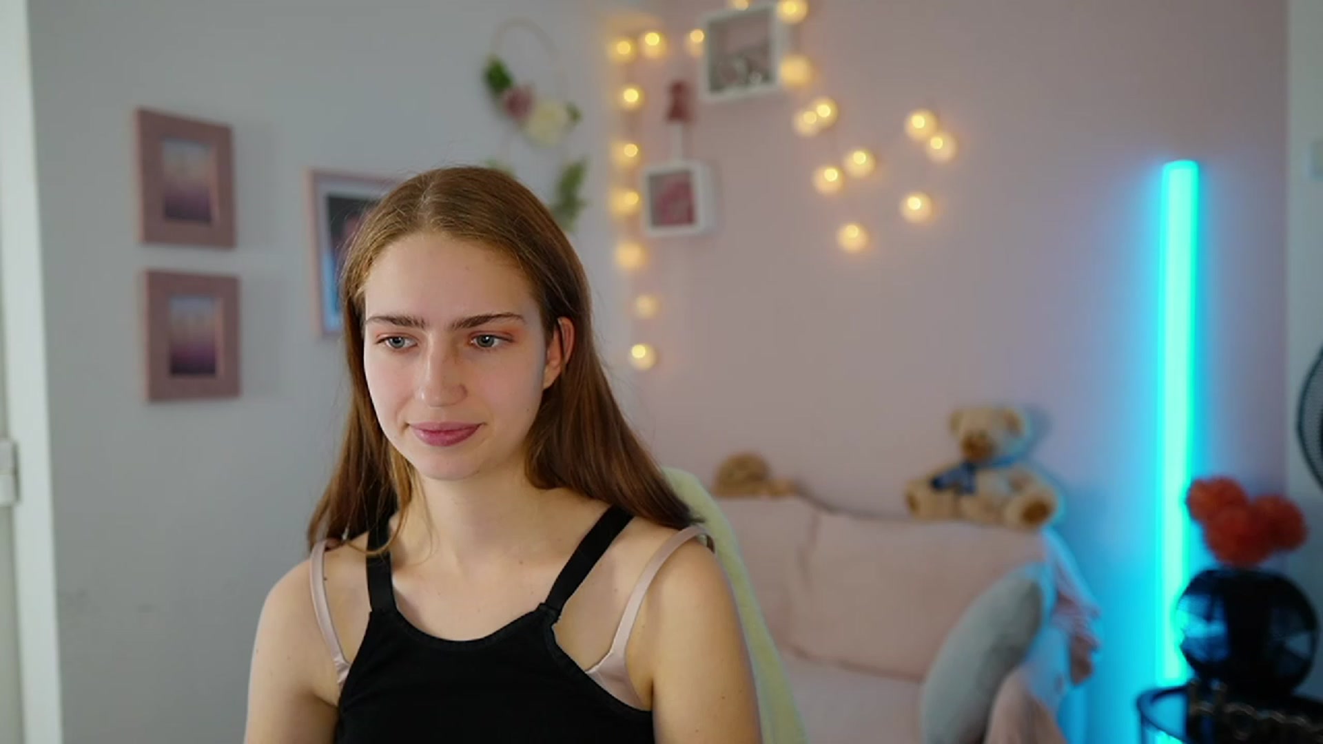 Gallery image thumbnail from Naomi_Woods18's myfreecams stream on, 11/27/2023, 14:37 image 6 of 20