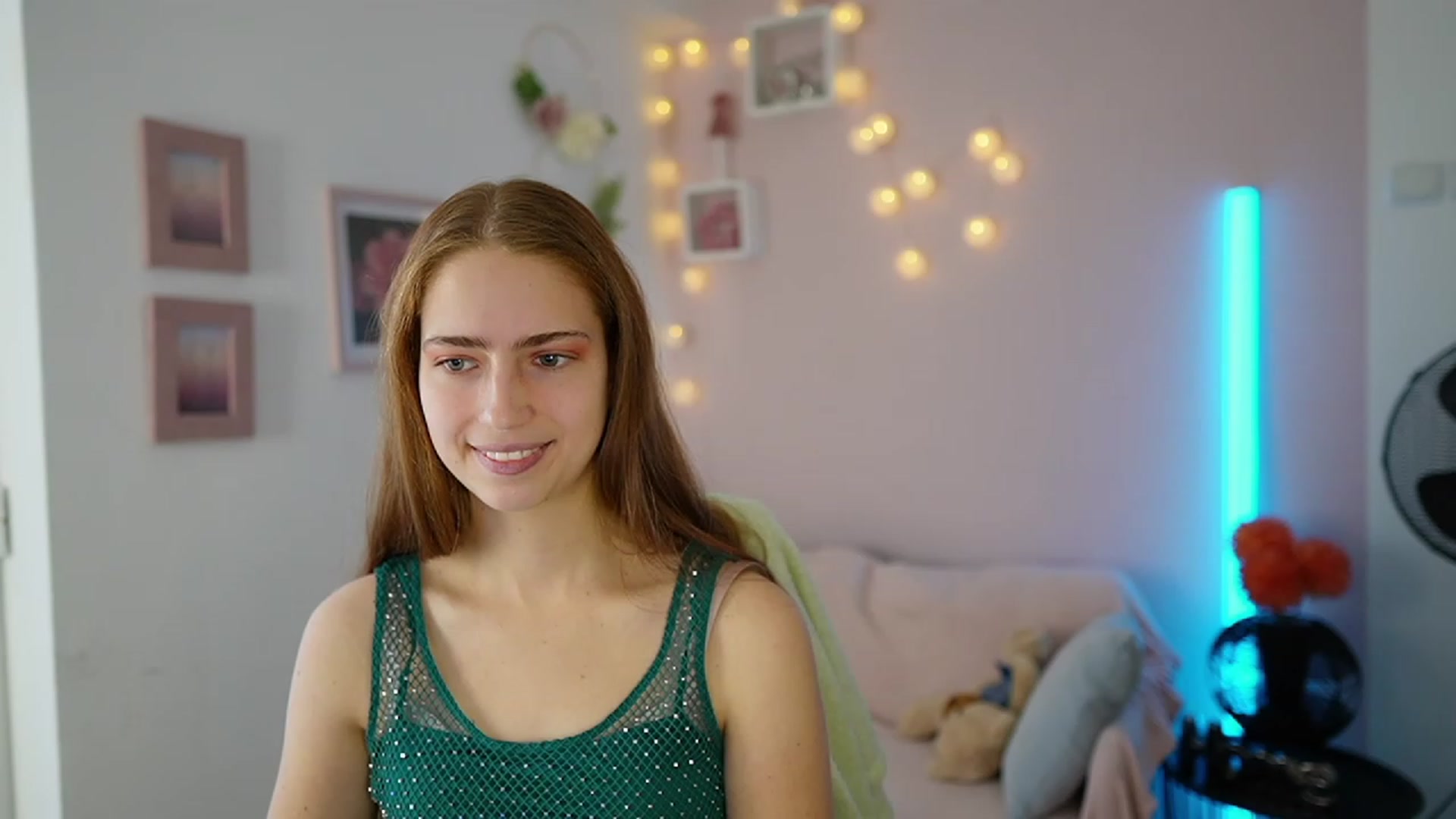 Gallery image thumbnail from Naomi_Woods18's myfreecams stream on, 11/29/2023, 11:15 image 3 of 20