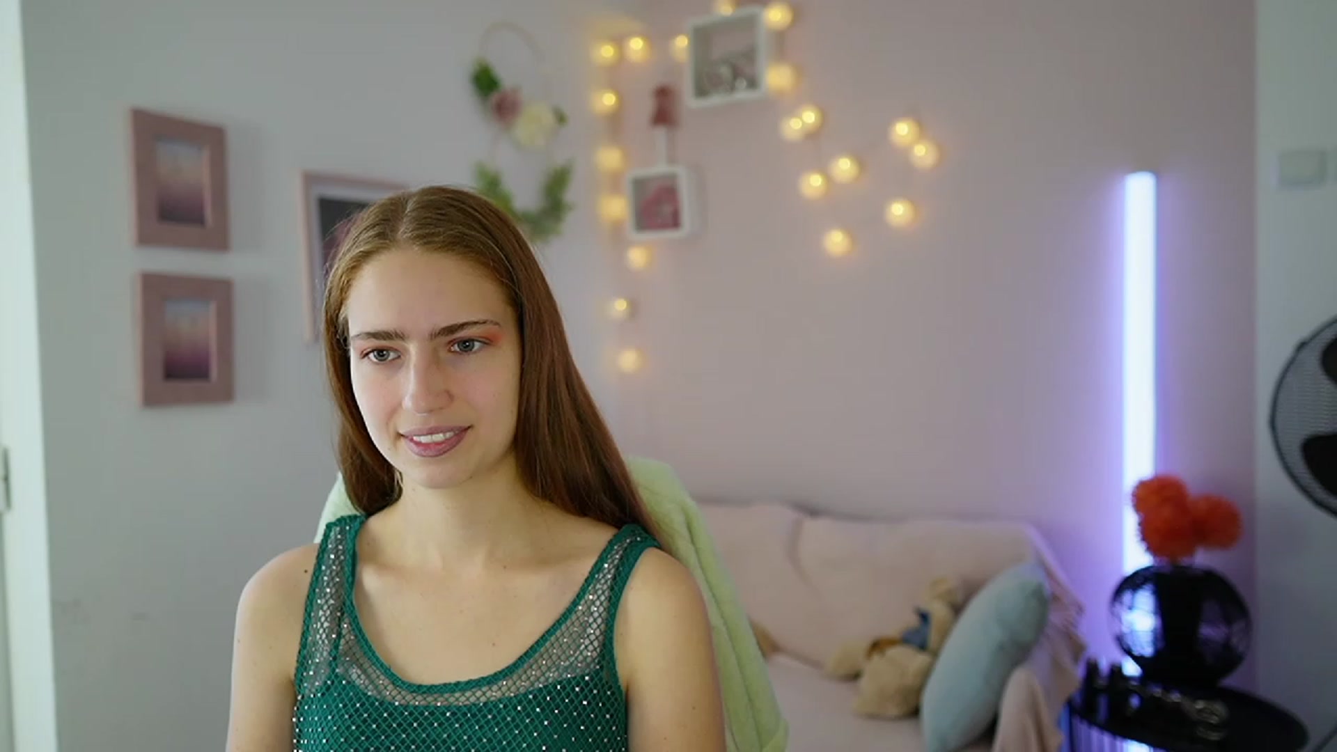 Gallery image thumbnail from Naomi_Woods18's myfreecams stream on, 11/29/2023, 11:15 image 17 of 20