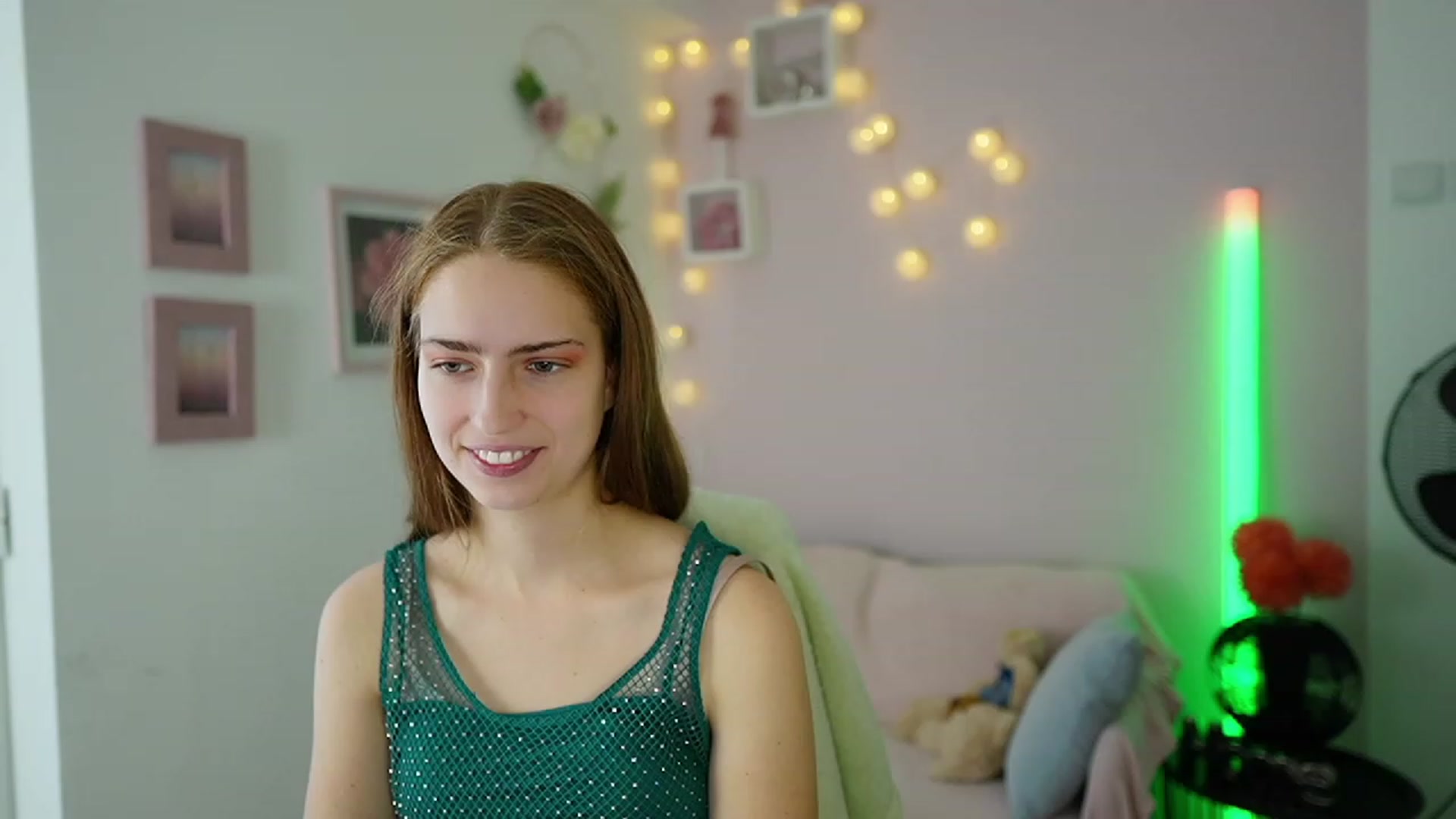 Gallery image thumbnail from Naomi_Woods18's myfreecams stream on, 11/29/2023, 13:28 image 7 of 20