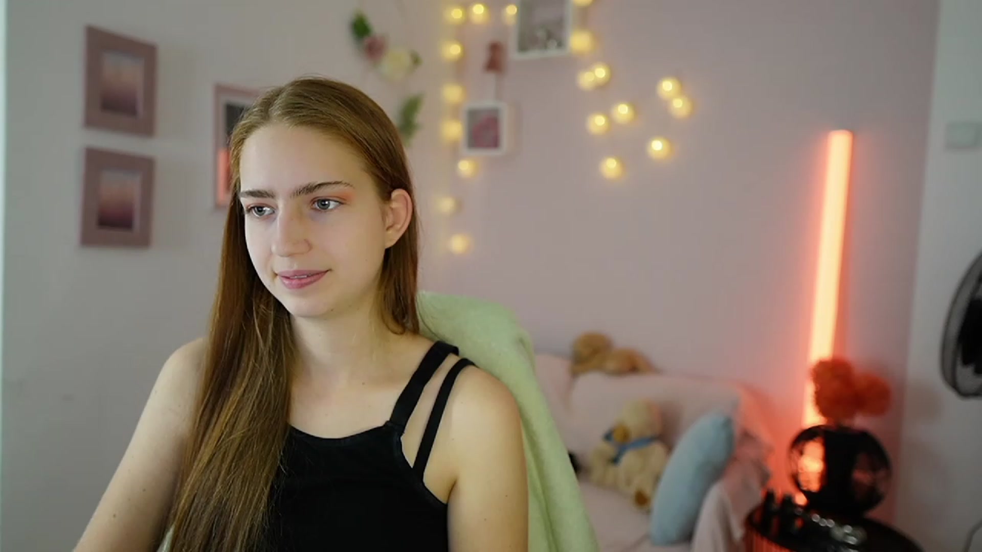Gallery image thumbnail from Naomi_Woods18's myfreecams stream on, 11/30/2023, 14:31 image 12 of 20