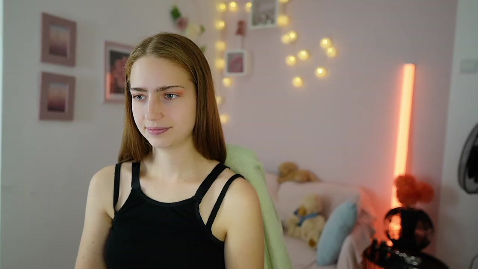 Gallery image thumbnail from Naomi_Woods18's myfreecams stream on, 11/30/2023, 14:31 image 16 of 20