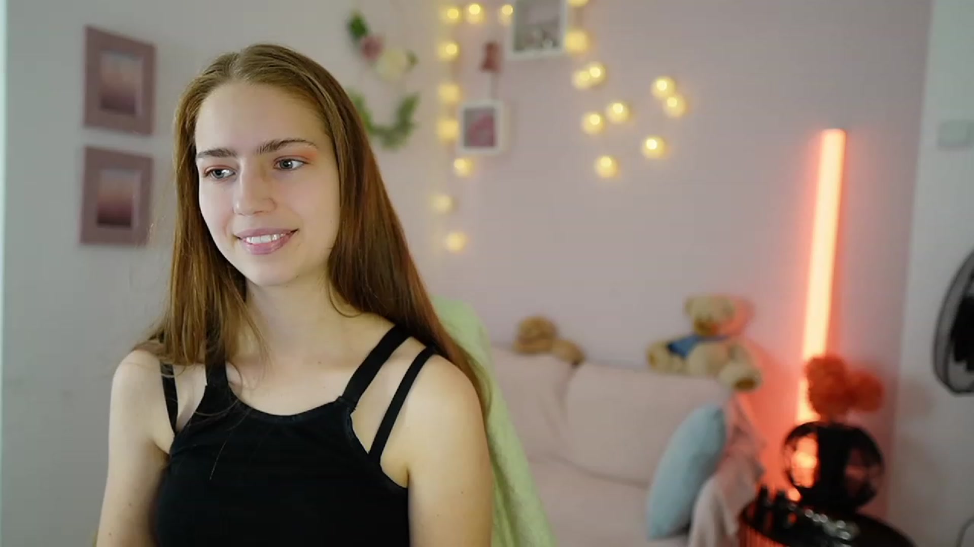 Gallery image thumbnail from Naomi_Woods18's myfreecams stream on, 11/30/2023, 14:31 image 7 of 20