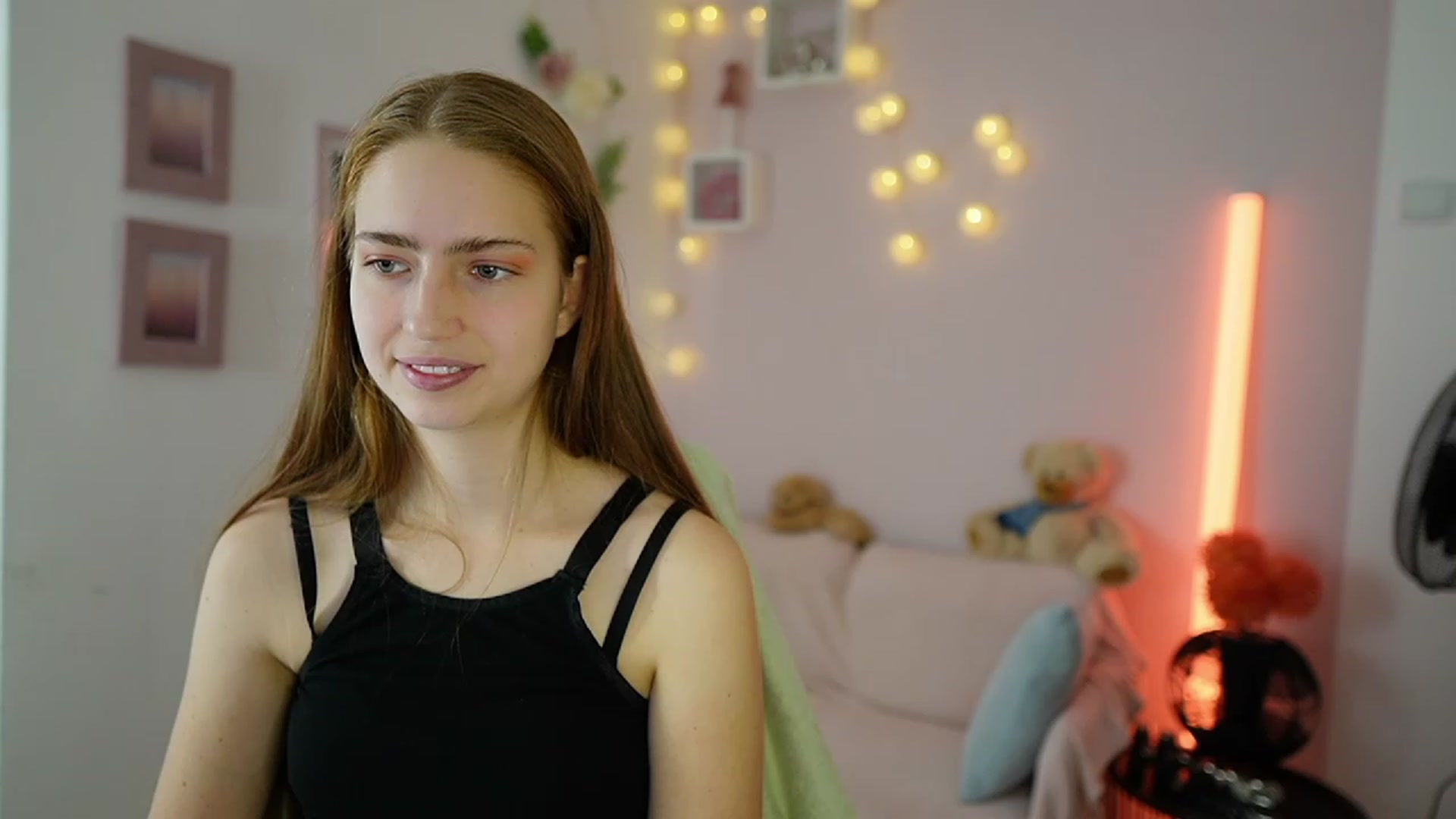 Gallery image thumbnail from Naomi_Woods18's myfreecams stream on, 11/30/2023, 14:31 image 3 of 20