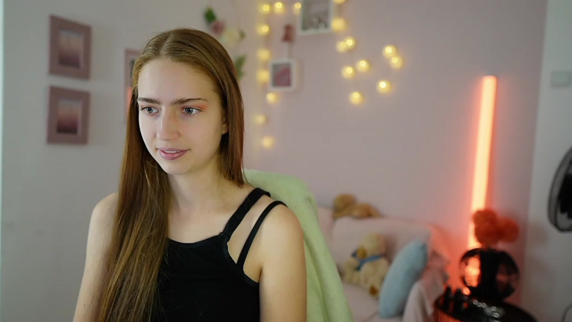 Gallery image thumbnail from Naomi_Woods18's myfreecams stream on, 11/30/2023, 14:31 image 10 of 20
