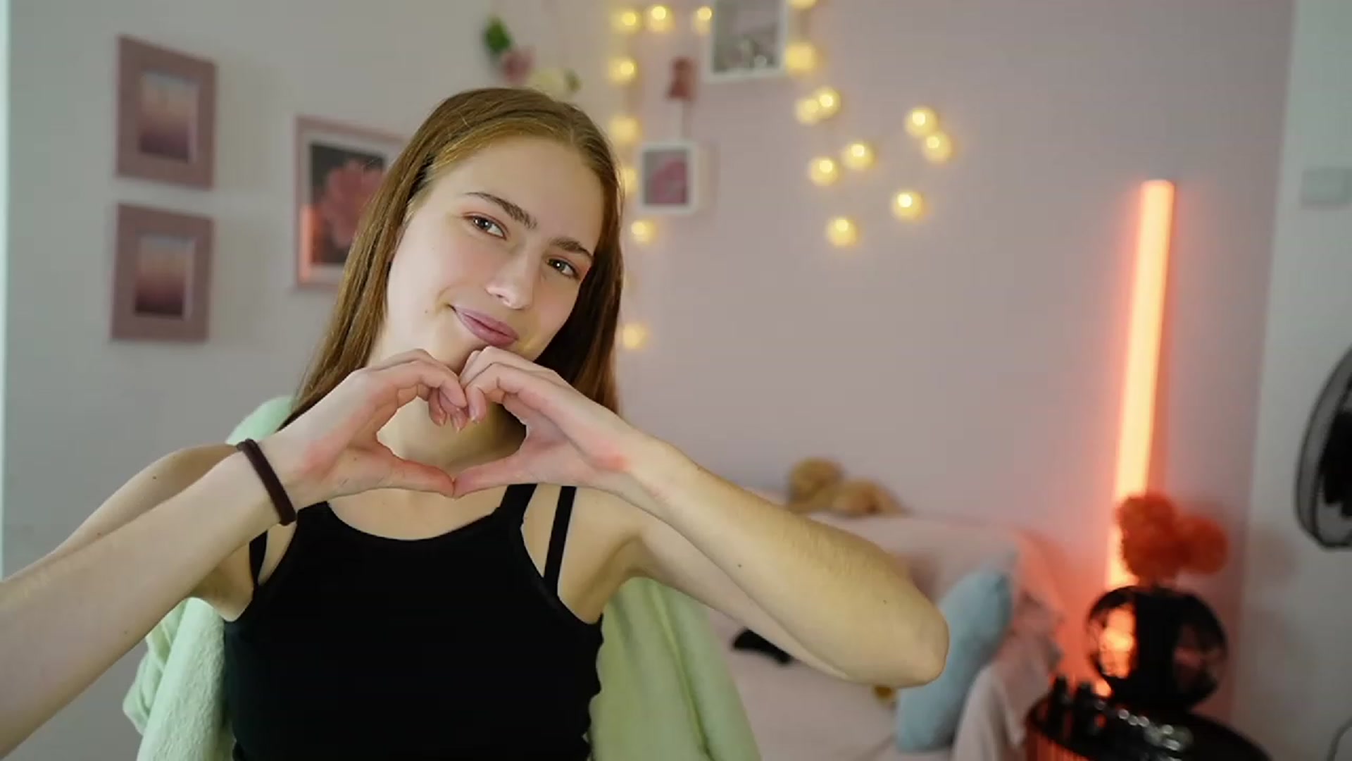 Gallery image thumbnail from Naomi_Woods18's myfreecams stream on, 11/30/2023, 14:31 image 14 of 20