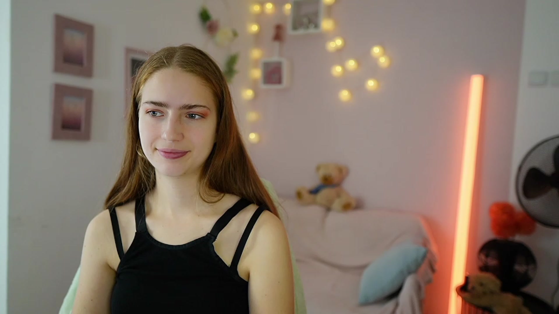 Gallery image thumbnail from Naomi_Woods18's myfreecams stream on, 12/01/2023, 11:26 image 8 of 20
