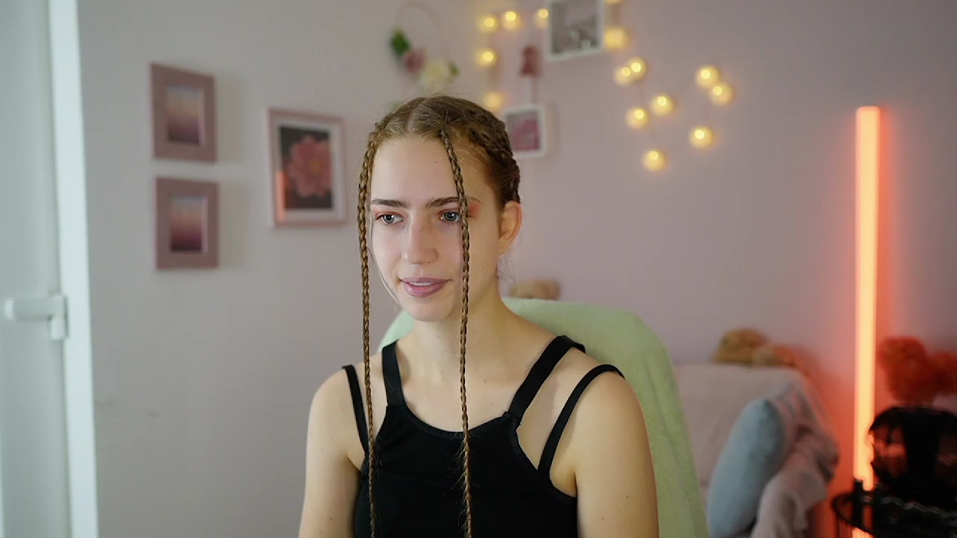 Gallery image thumbnail from Naomi_Woods18's myfreecams stream on, 12/02/2023, 09:52 image 9 of 20