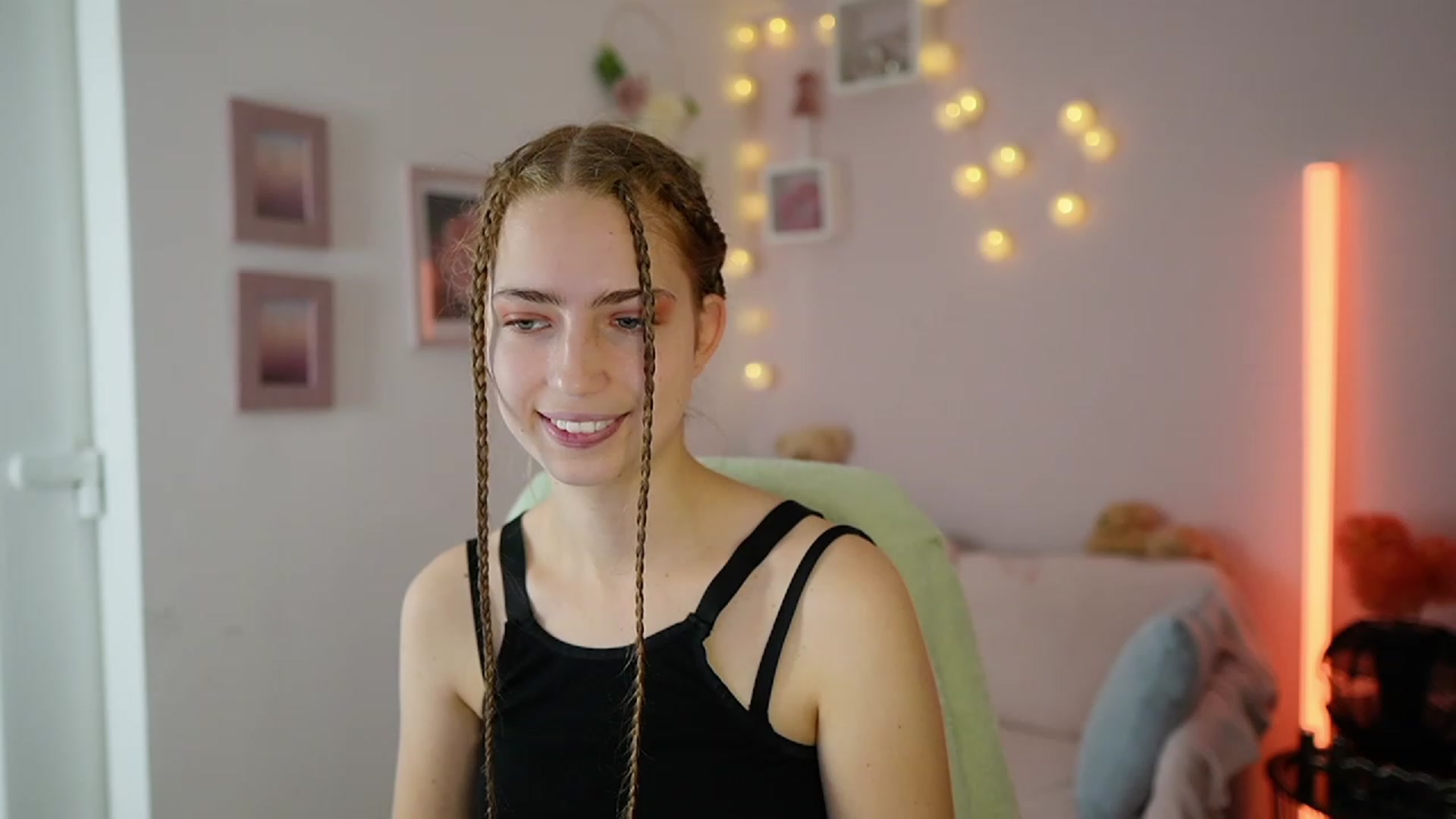 Gallery image thumbnail from Naomi_Woods18's myfreecams stream on, 12/02/2023, 11:05 image 13 of 20