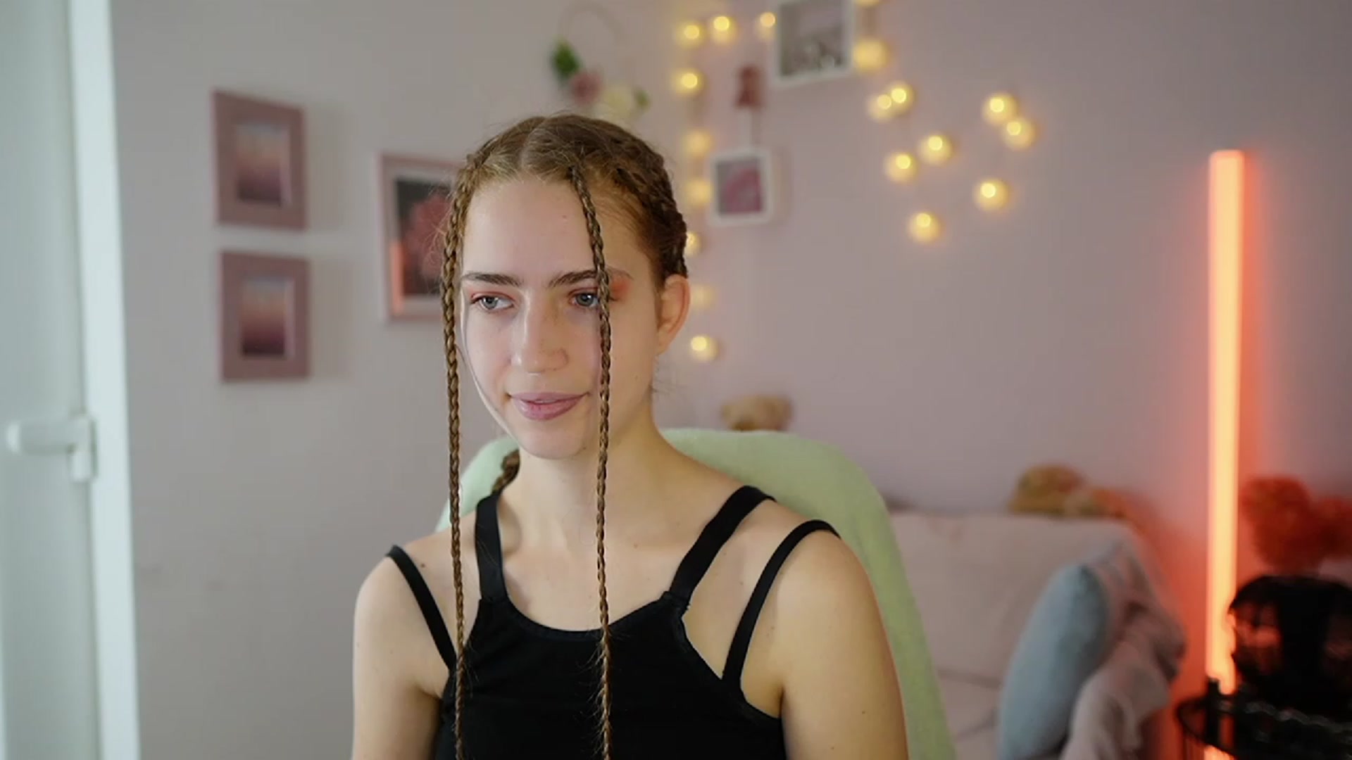 Gallery image thumbnail from Naomi_Woods18's myfreecams stream on, 12/02/2023, 11:05 image 2 of 20
