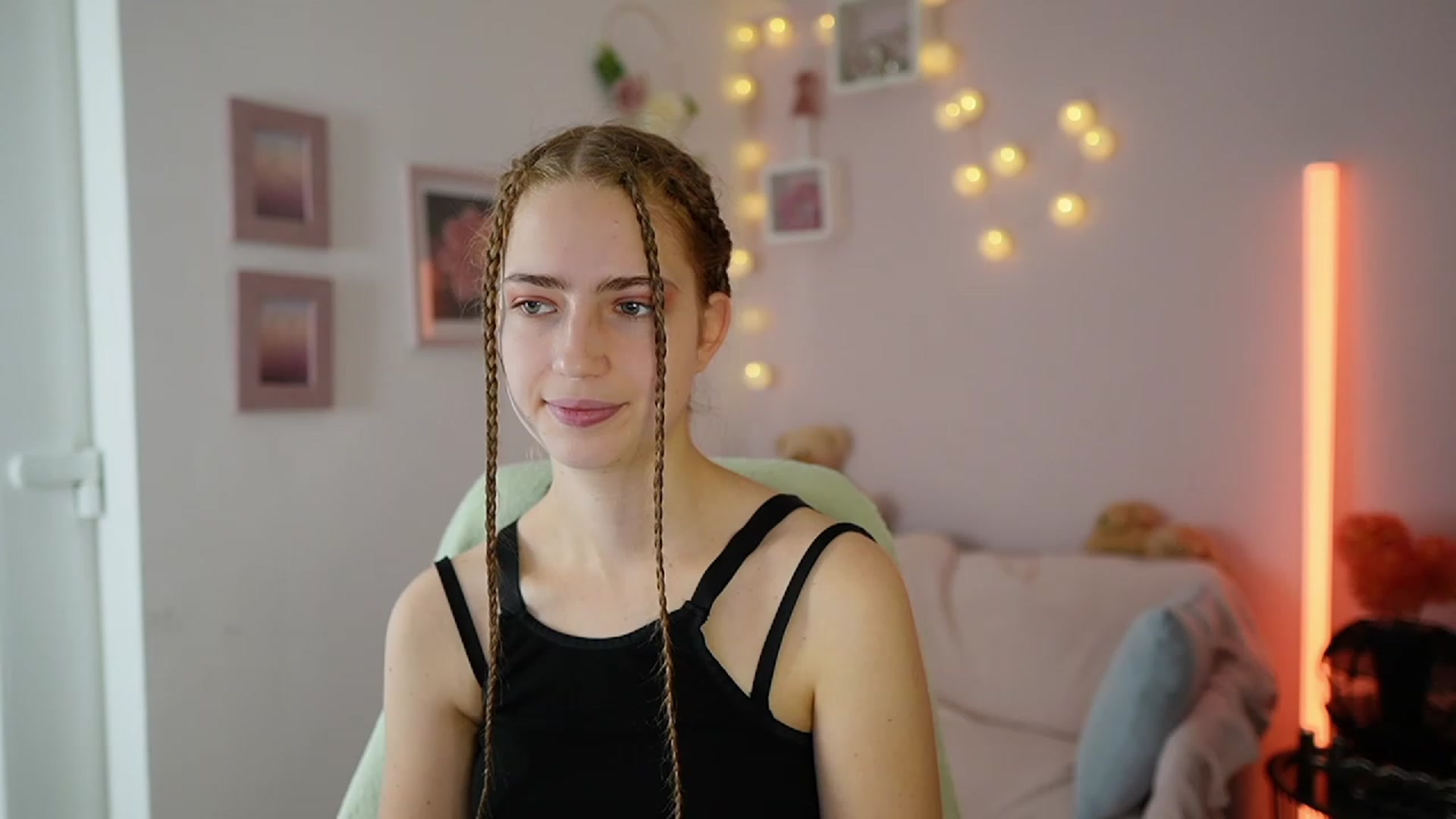Gallery image thumbnail from Naomi_Woods18's myfreecams stream on, 12/02/2023, 11:05 image 3 of 20