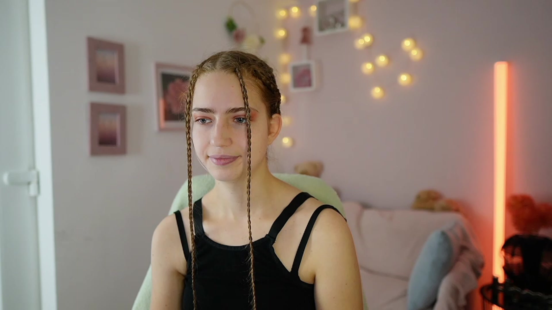 Gallery image thumbnail from Naomi_Woods18's myfreecams stream on, 12/02/2023, 11:05 image 4 of 20