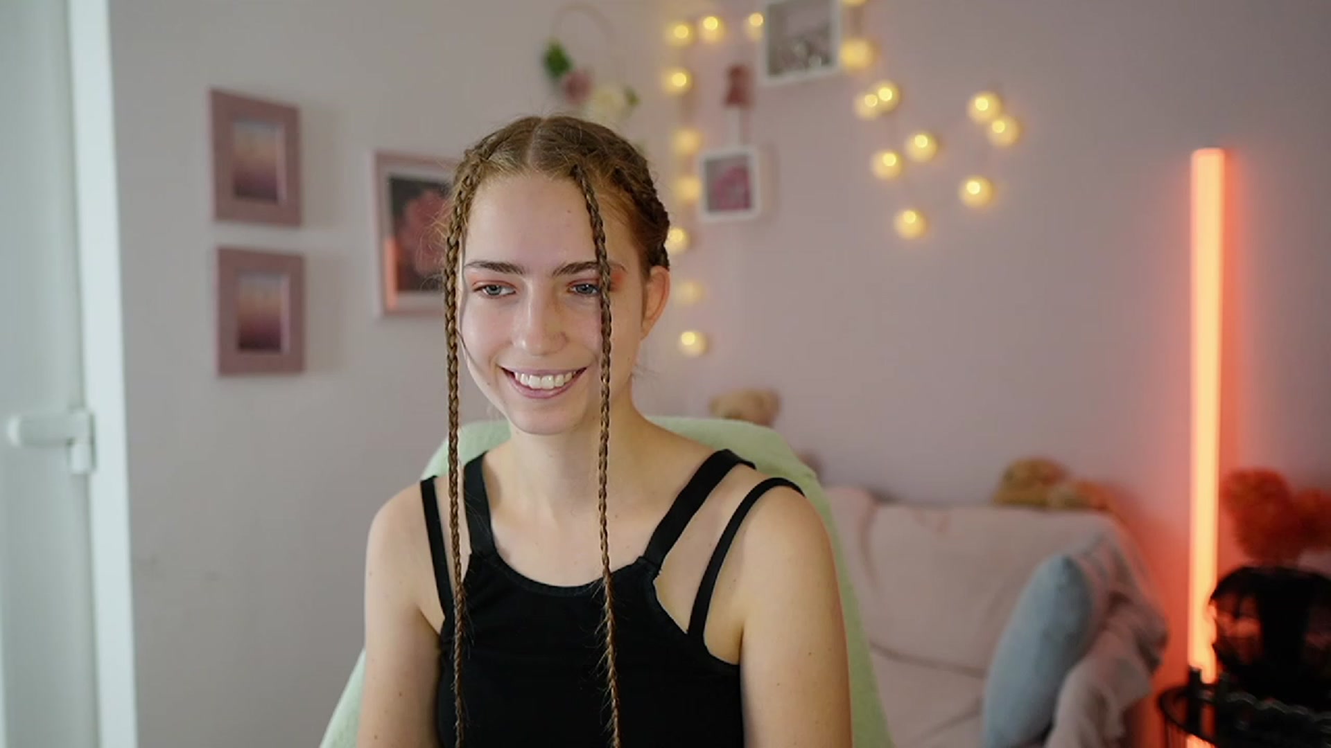Gallery image thumbnail from Naomi_Woods18's myfreecams stream on, 12/02/2023, 11:05 image 9 of 20